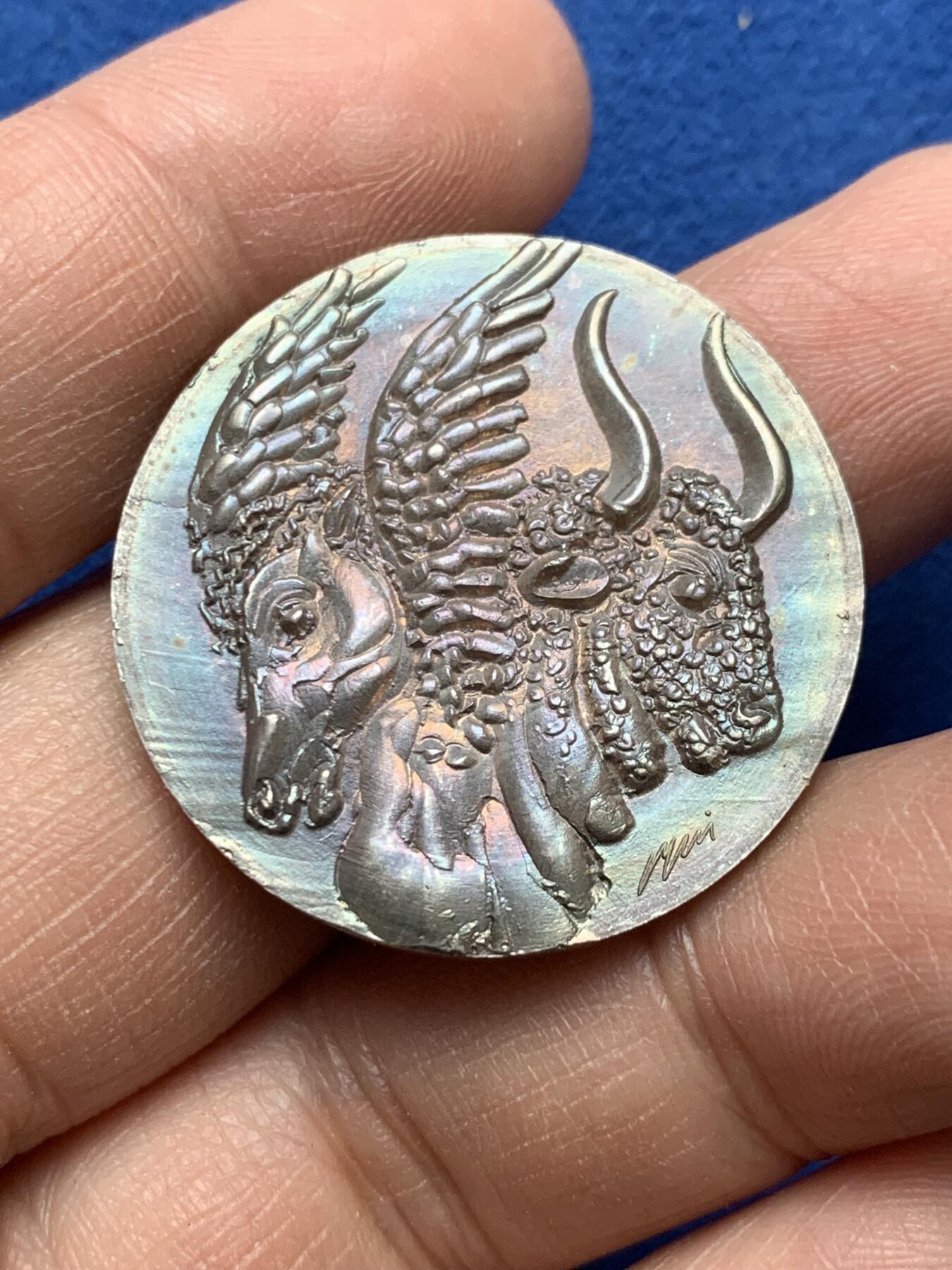 《竞宝斋》第370场 周日，周一 2场连拍 （全场包邮） 瑞士苏黎世 1973年“瑞士国家博物馆-飞马座马与牛头怪公牛”银章 超美五彩 18克 33.1mm