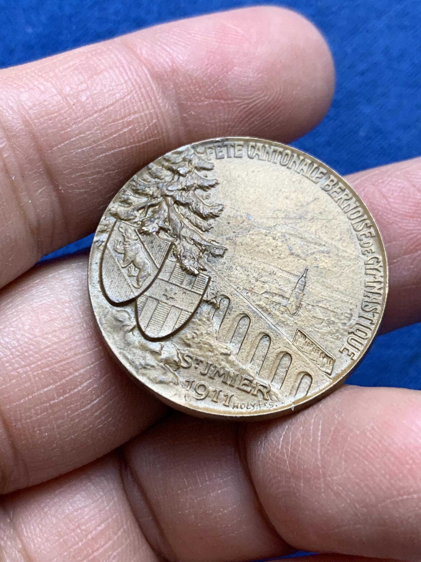 《竞宝斋》第370场 周日，周一 2场连拍 （全场包邮） 瑞士 1911年 伯尔尼 体操节 铜章 正面帅小伙 背面景观非常漂亮 16.1克 30.6mm