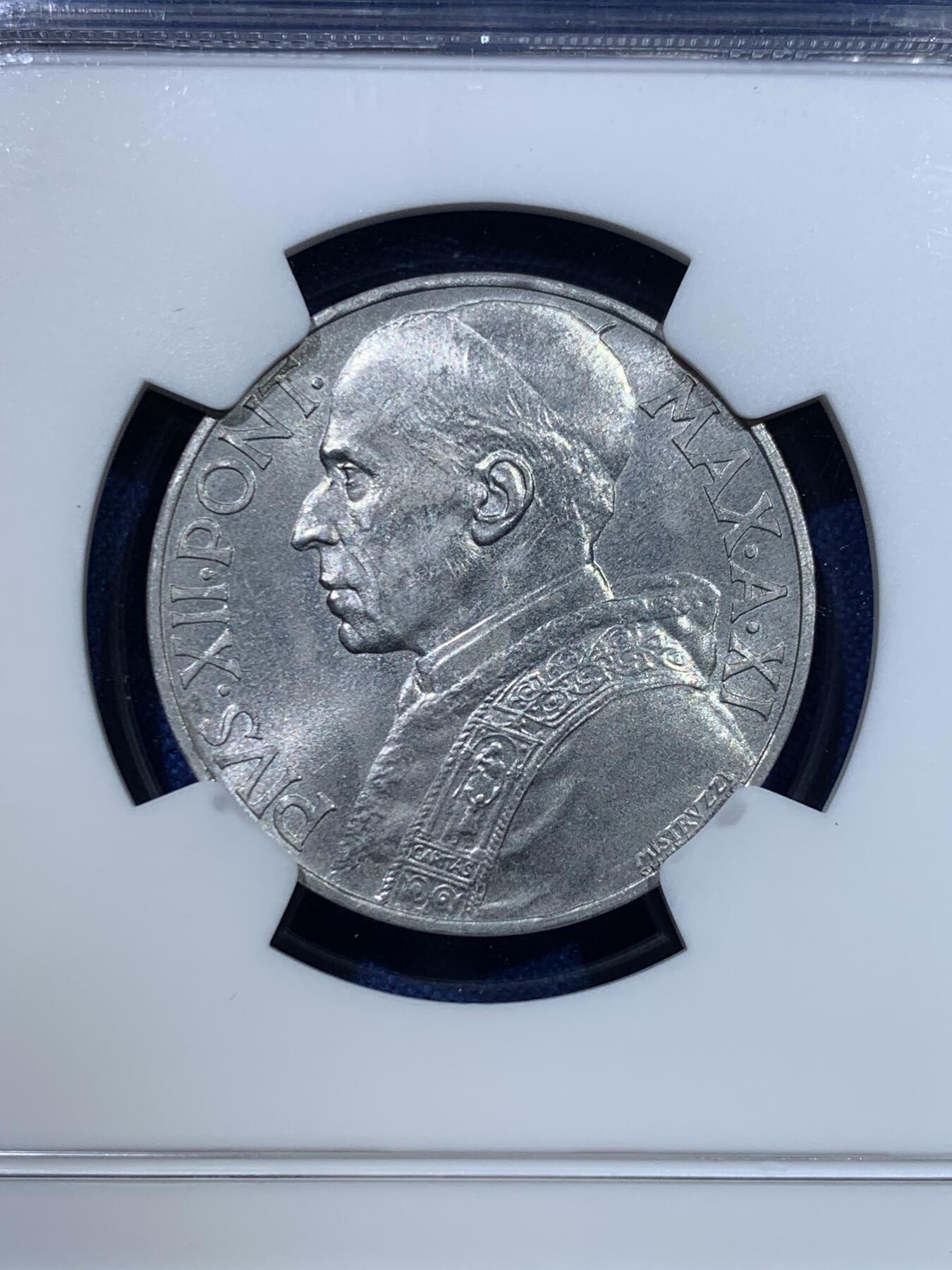 《竞宝斋》第370场 周日，周一 2场连拍 （全场包邮） NGC MS63 梵蒂冈1949年10里拉铝币 铝币保存不易 好品少见 这枚两面转光 品相很好 圣母抱婴图案经典 细节极为清晰 人物栩栩如生 可藏