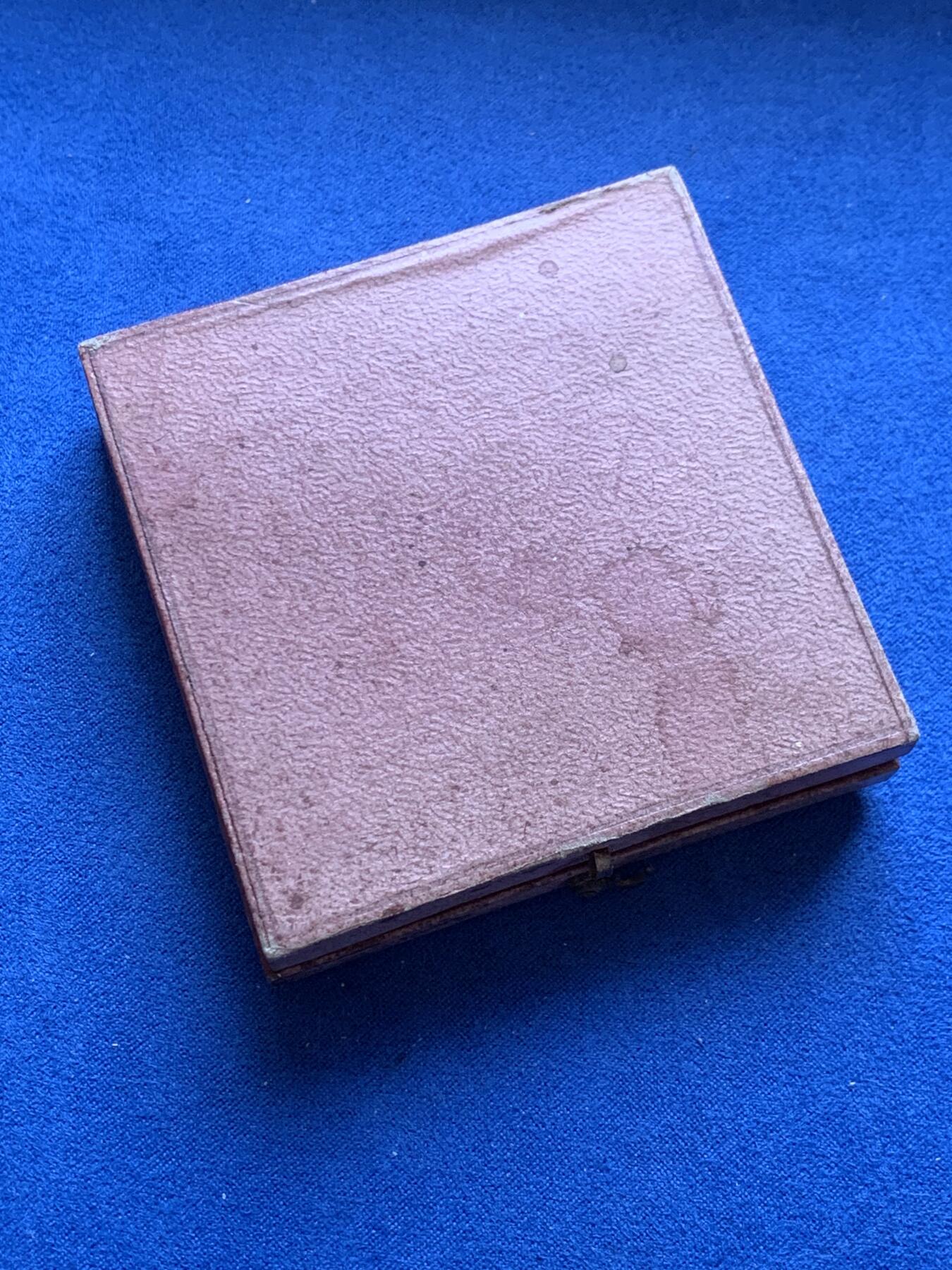 《竞宝斋》第370场 周日，周一 2场连拍 （全场包邮） 法国建筑艺术铜章 带盒 盒损坏 84.6克 54mm 丰饶角铜标