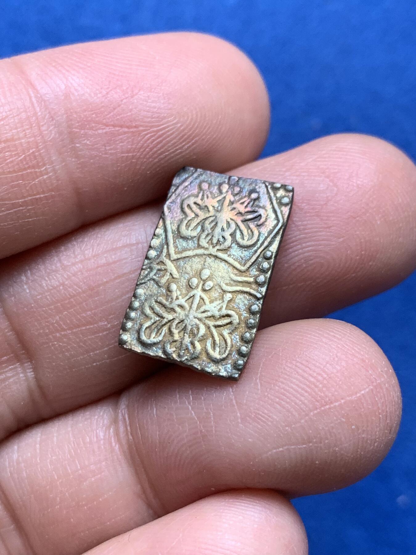 《竞宝斋》第370场 周日，周一 2场连拍 （全场包邮） 日本 明治时期二分金 从日本明治继位时期发行 后到明治三年 以后改为使用机制货币  这枚重3克 含金量22.3% 目前市场金价730左右 含金价格就已经480左右