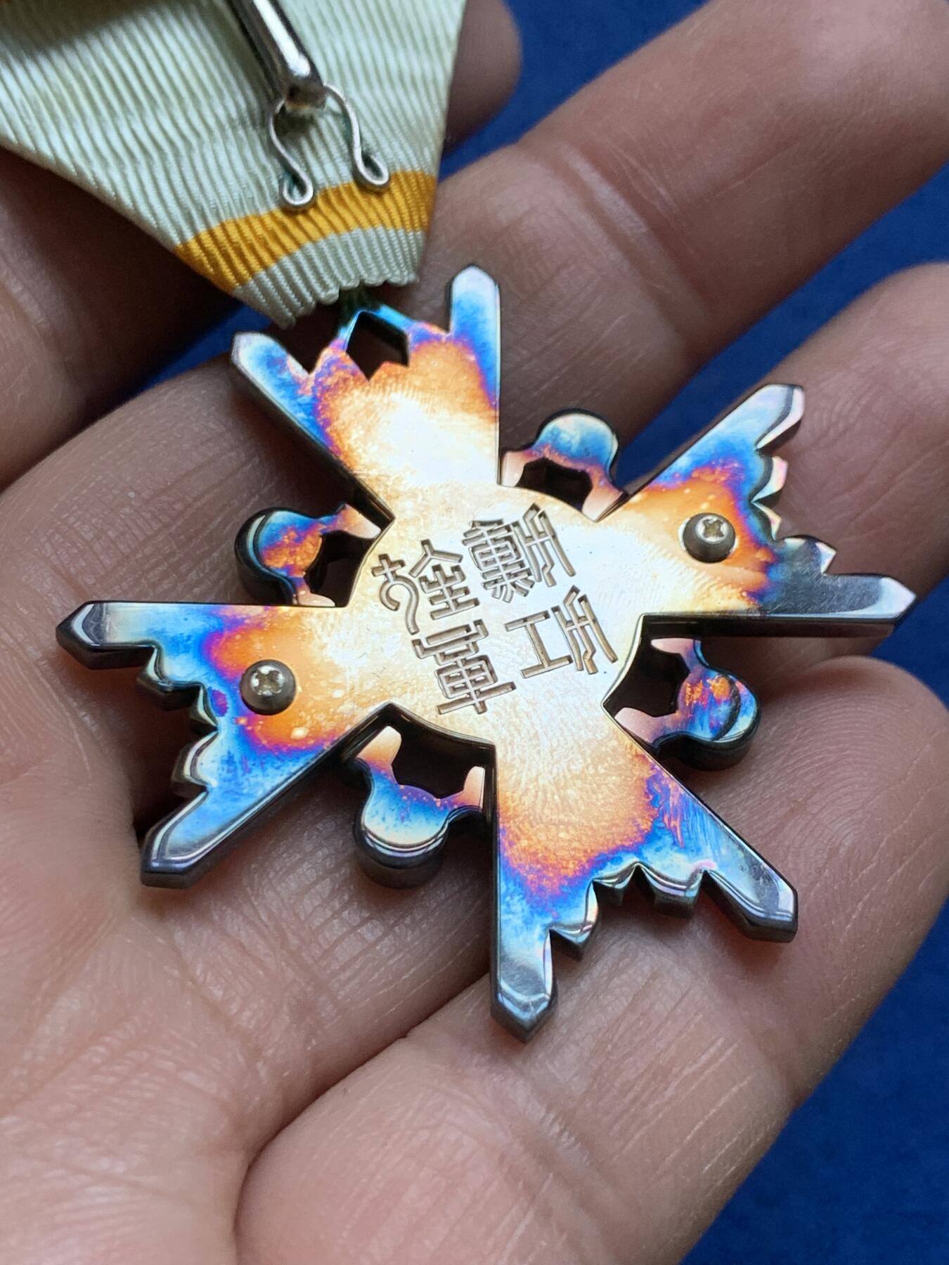 《竞宝斋》第370场 周日，周一 2场连拍 （全场包邮） 日本新五等瑞宝章 盒子保存得非常好 七宝烧也保存得非常完整