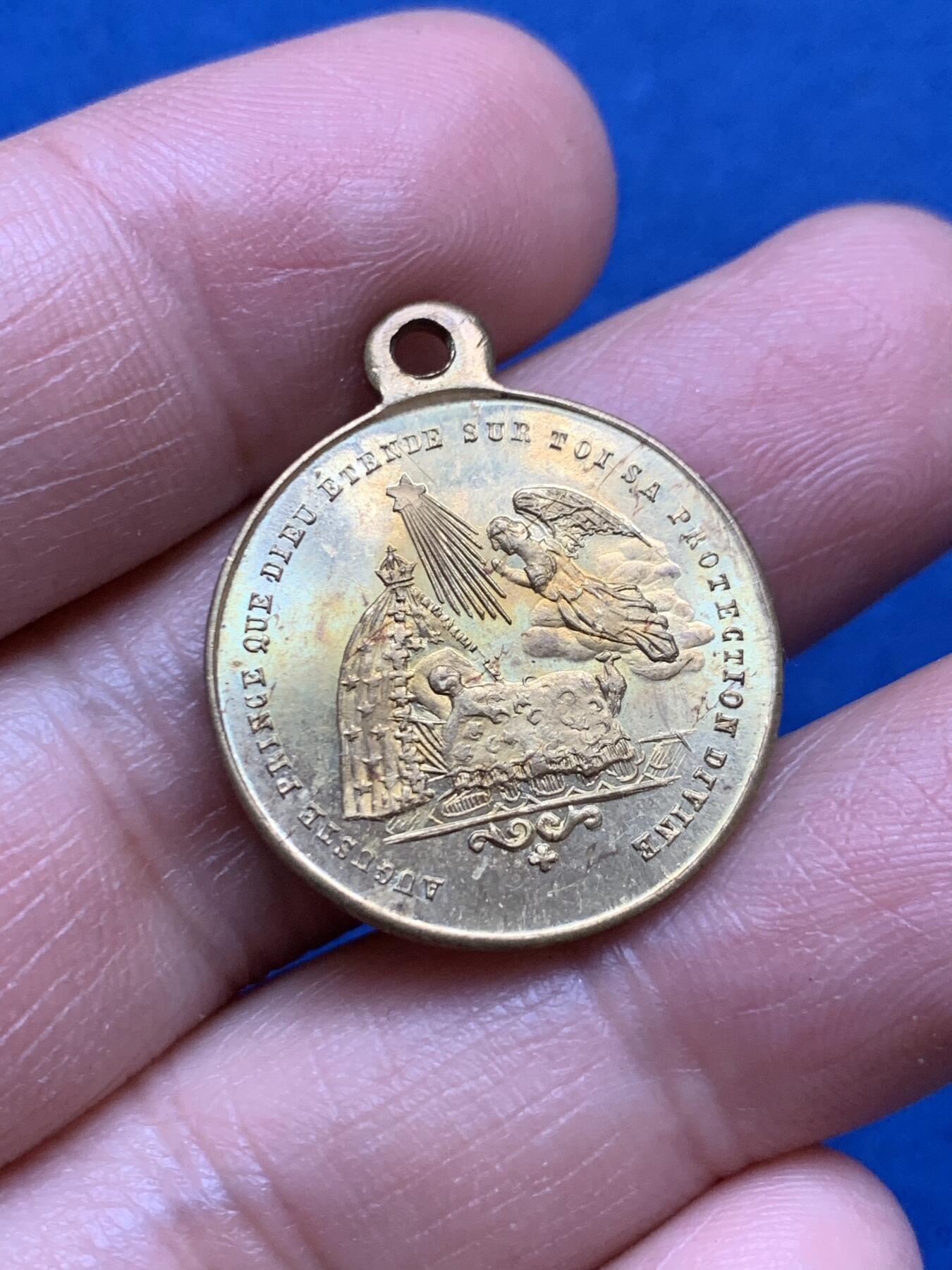 《竞宝斋》第370场 周日，周一 2场连拍 （全场包邮） 法国1856年皇太子拿破仑四世降世纪念镀金章，4.85克，23.6mm。少见品种，拿四主题的章牌不常见。镀层状态很好，小章金光闪闪，品相极佳。