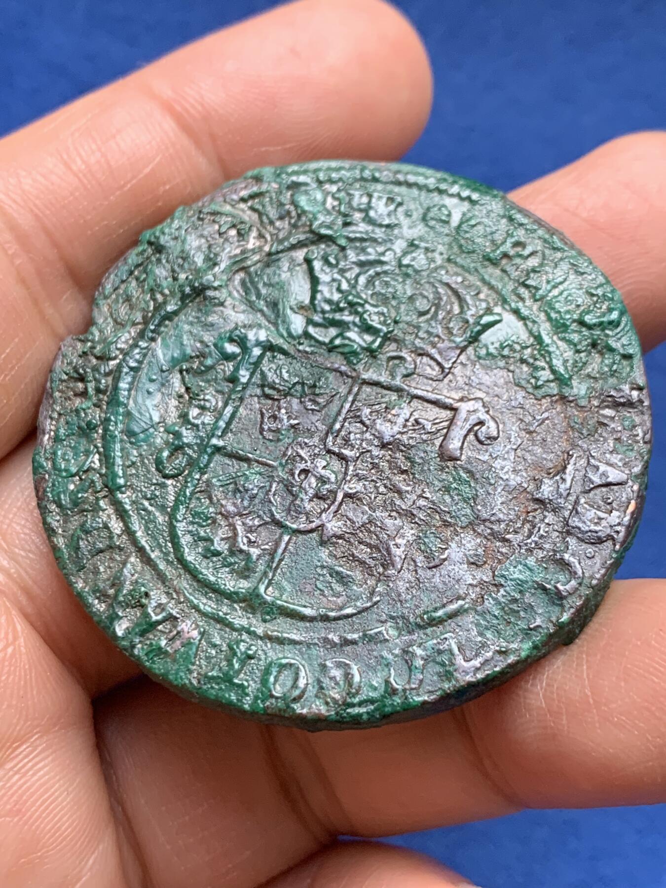 《竞宝斋》第370场 周日，周一 2场连拍 （全场包邮） 少见 北欧瓦萨王朝克里斯蒂娜女王1欧尔大铜币。1639年（罗马字纪年MDCXXXIX）著名的克里斯蒂娜女王时期打制，数据约为：46.5毫米，49.6克。斯堪尼亚半岛富铜矿而少银矿，这类大型铜币很多被当作贸易品出口其他国家后被熔毁重铸（如英国铜辅币），故而存世稀少！克劳斯目录指导价格XF品500美金。因工艺原因造成钱体出厂时出现不平整铸缺等该品种的常见状态，整体相对保存不错，有较重的硬绿锈，尚有较大