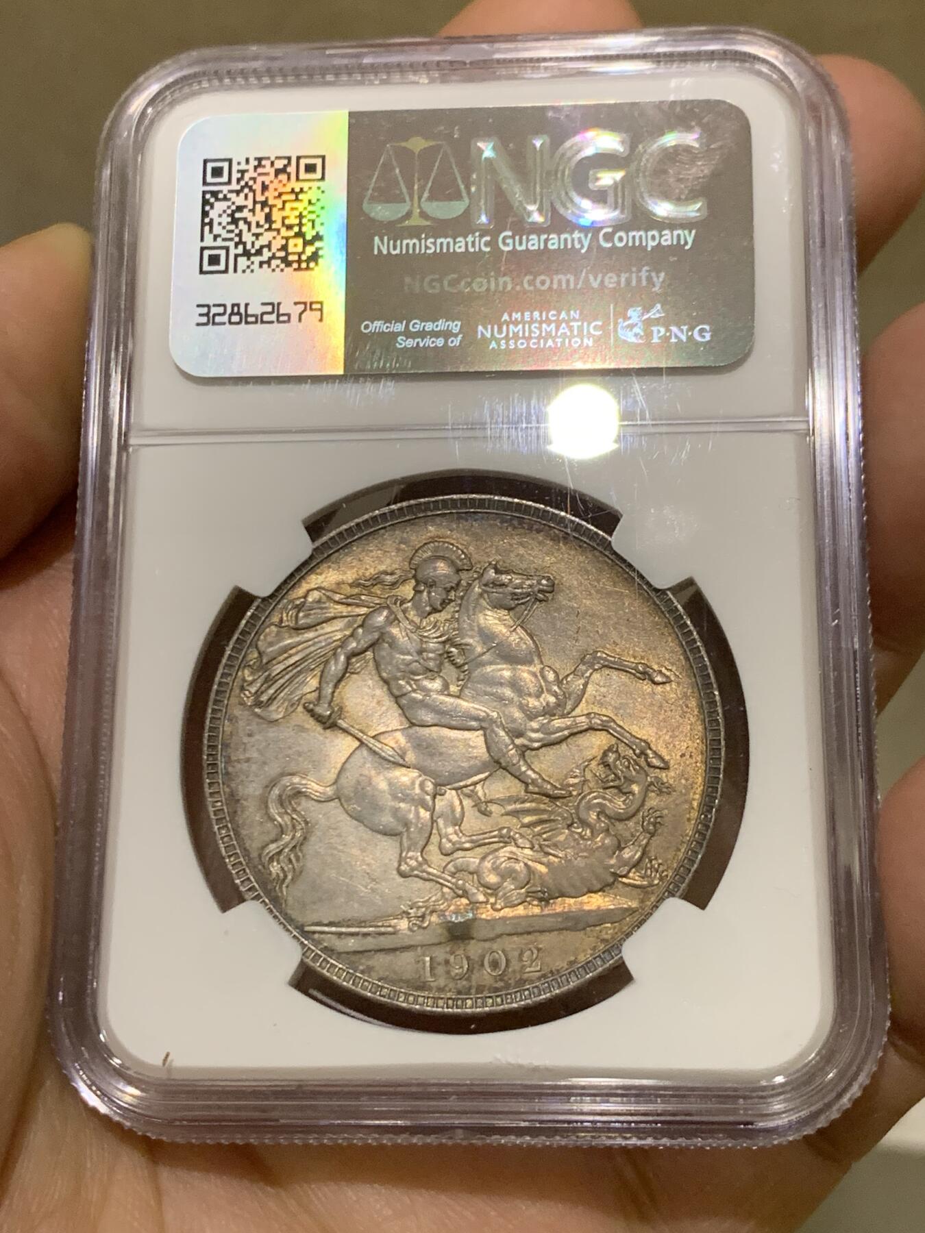 《竞宝斋》第370场 周日，周一 2场连拍 （全场包邮） NGC MS63 英国1902年爱德华七世马剑克朗 双面欧洲五彩包浆过于美丽 值得珍藏