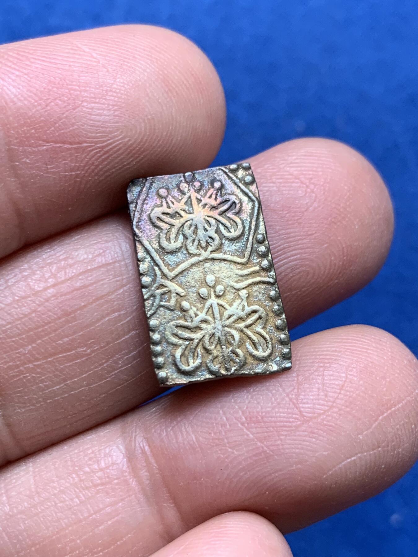 《竞宝斋》第370场 周日，周一 2场连拍 （全场包邮） 日本 明治时期二分金 从日本明治继位时期发行 后到明治三年 以后改为使用机制货币  这枚重3克 含金量22.3% 目前市场金价730左右 含金价格就已经480左右