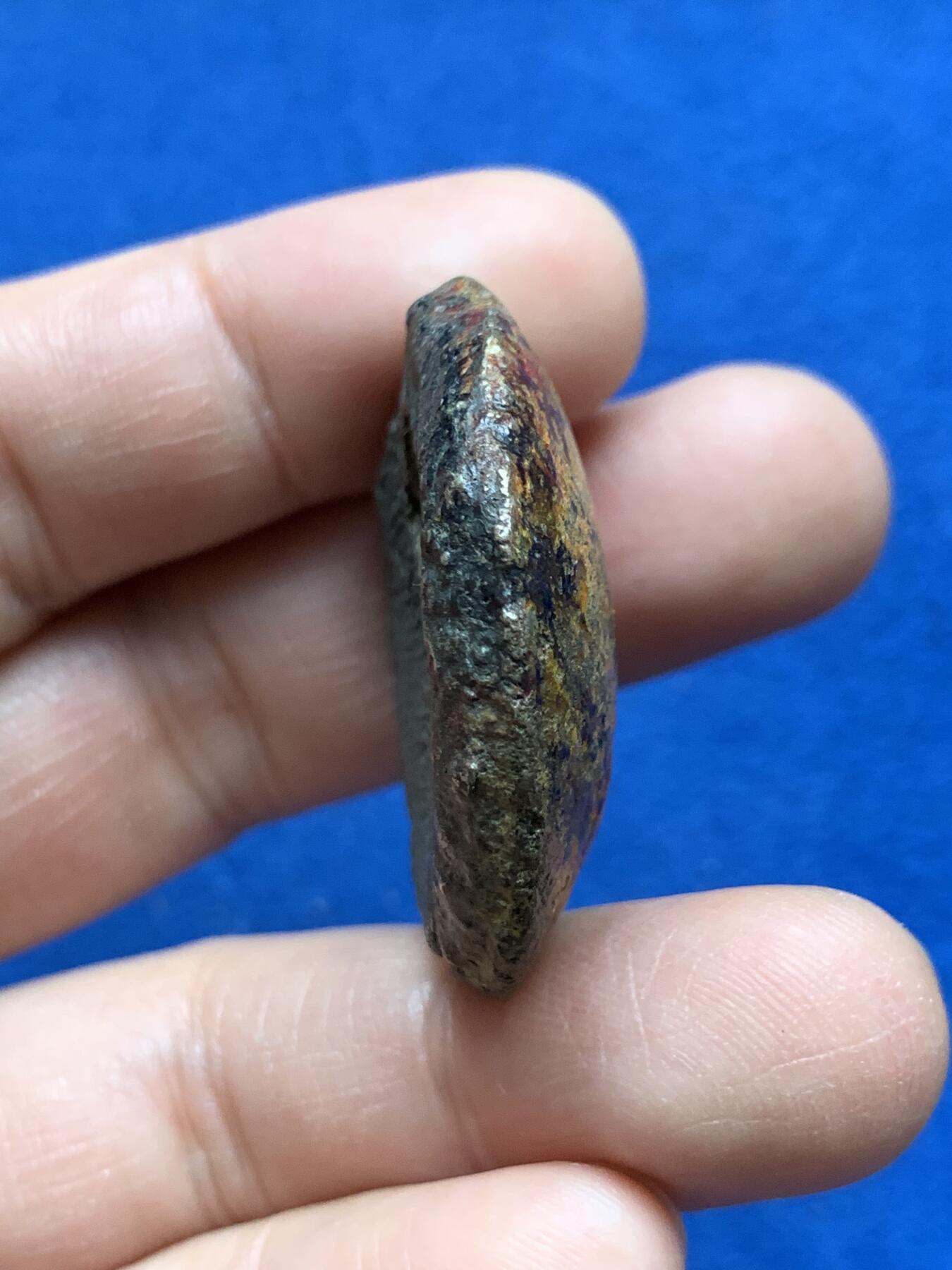 《竞宝斋》第370场 周日，周一 2场连拍 （全场包邮） 兰纳.澜沧王国托克银锭 17至18世纪铸行于兰纳和澜沧王国(今泰北及老挝)，先在半圆形模具中浇铸后在铸锭边缘打孔以便于穿串保存使用。重约64.3克，36.8*10毫米。相当于同时期泰南4铢银以及云南2两银锭！该类通常顶部呈银黑色，底部呈黄棕及红色，这种情况归因于银合金中少量硫化物析出及脱模剂残留。此枚较同品种而言已算高银，近未使用品，包浆浑厚，底部残留原始银光和脱模痕。