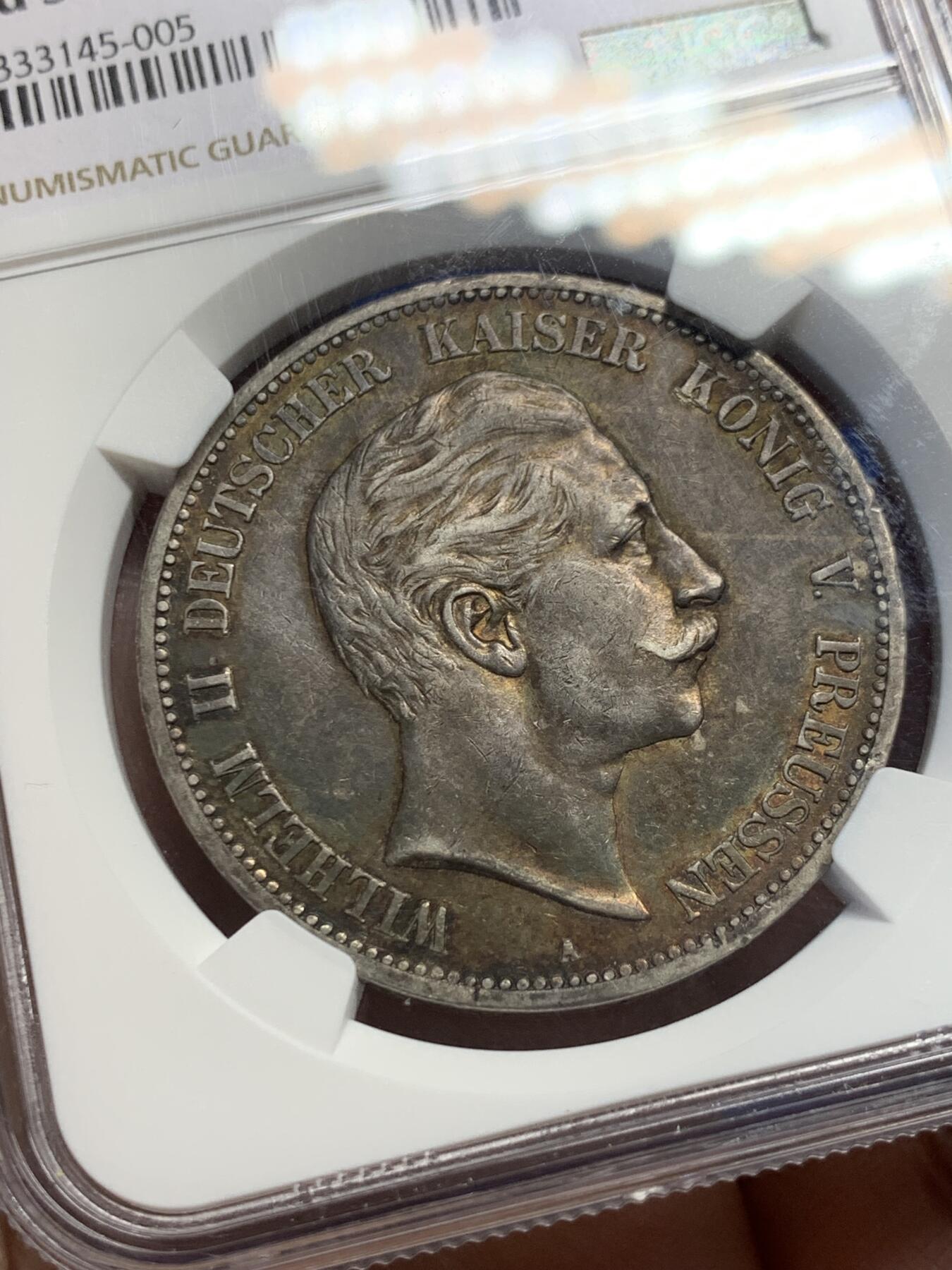 《竞宝斋》第370场 周日，周一 2场连拍 （全场包邮） NGC AU55 德国 1908年A 威廉二世5马克 银币 双面泛金红色原味包浆，底板细节保存较好。