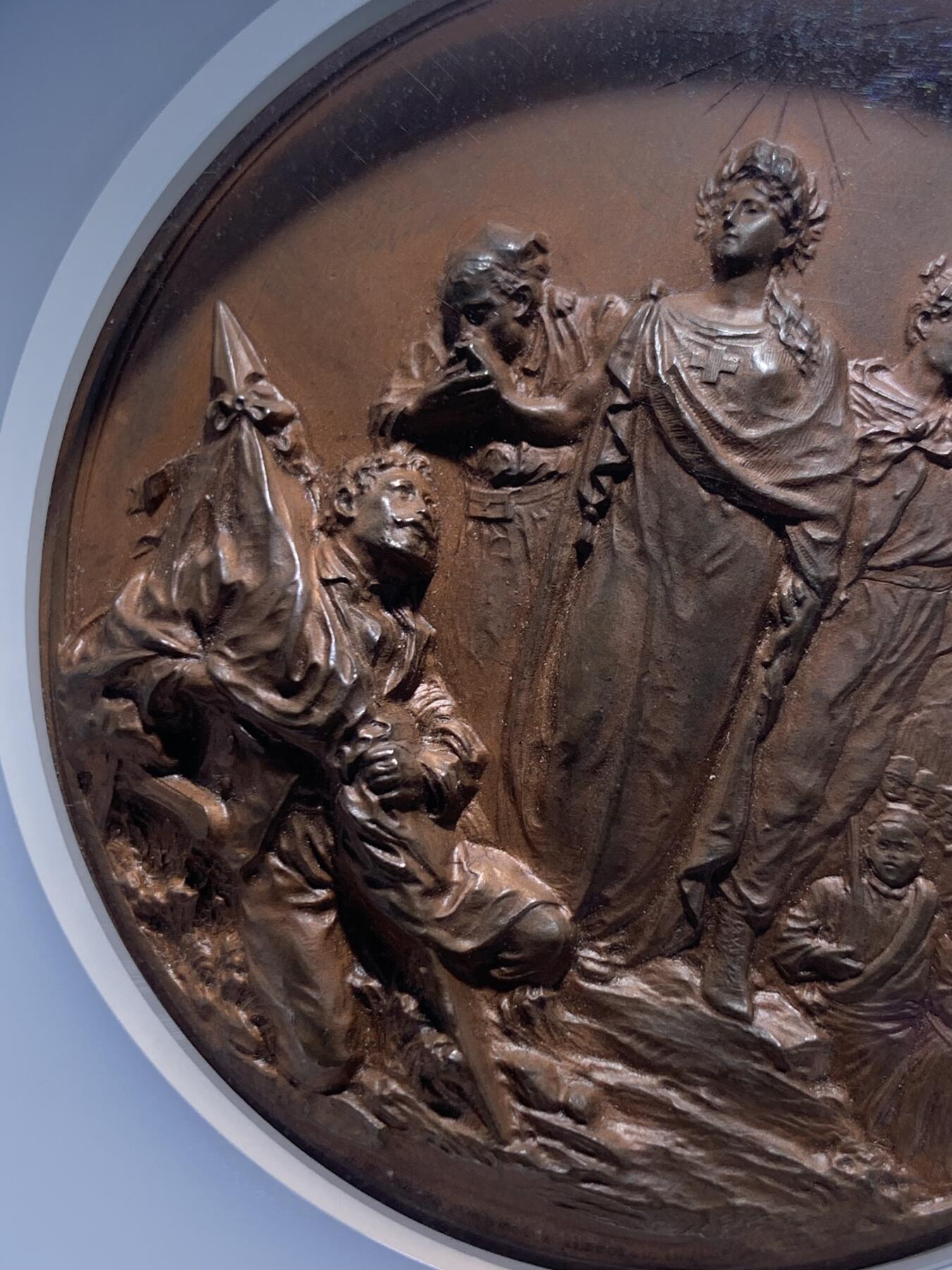 《竞宝斋》第370场 周日，周一 2场连拍 （全场包邮） NGC MS64BN 意大利红十字会纪念铜章 雕刻大师Cappuccio作品（代表作哥伦布发现新大陆铜章），直径68mm，该奖章用颁发给对意大利红十字会做出巨大贡献的人士，数量稀少。双面写实的超高浮雕，体现了掌上雕塑的魅力，且玩且珍惜。加大加厚盒