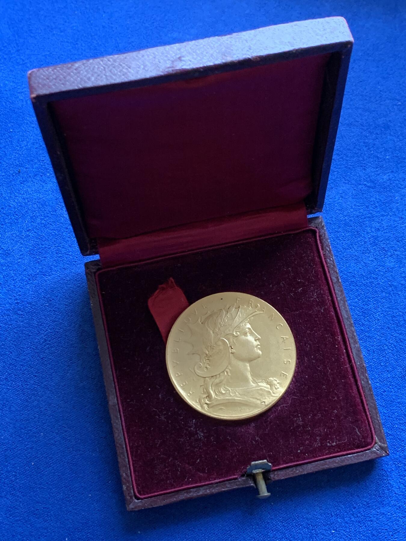 《竞宝斋》第370场 周日，周一 2场连拍 （全场包邮） 法国戎装玛丽安娜镀金铜章 带盒 26.4克 36.3mm 丰饶角铜标