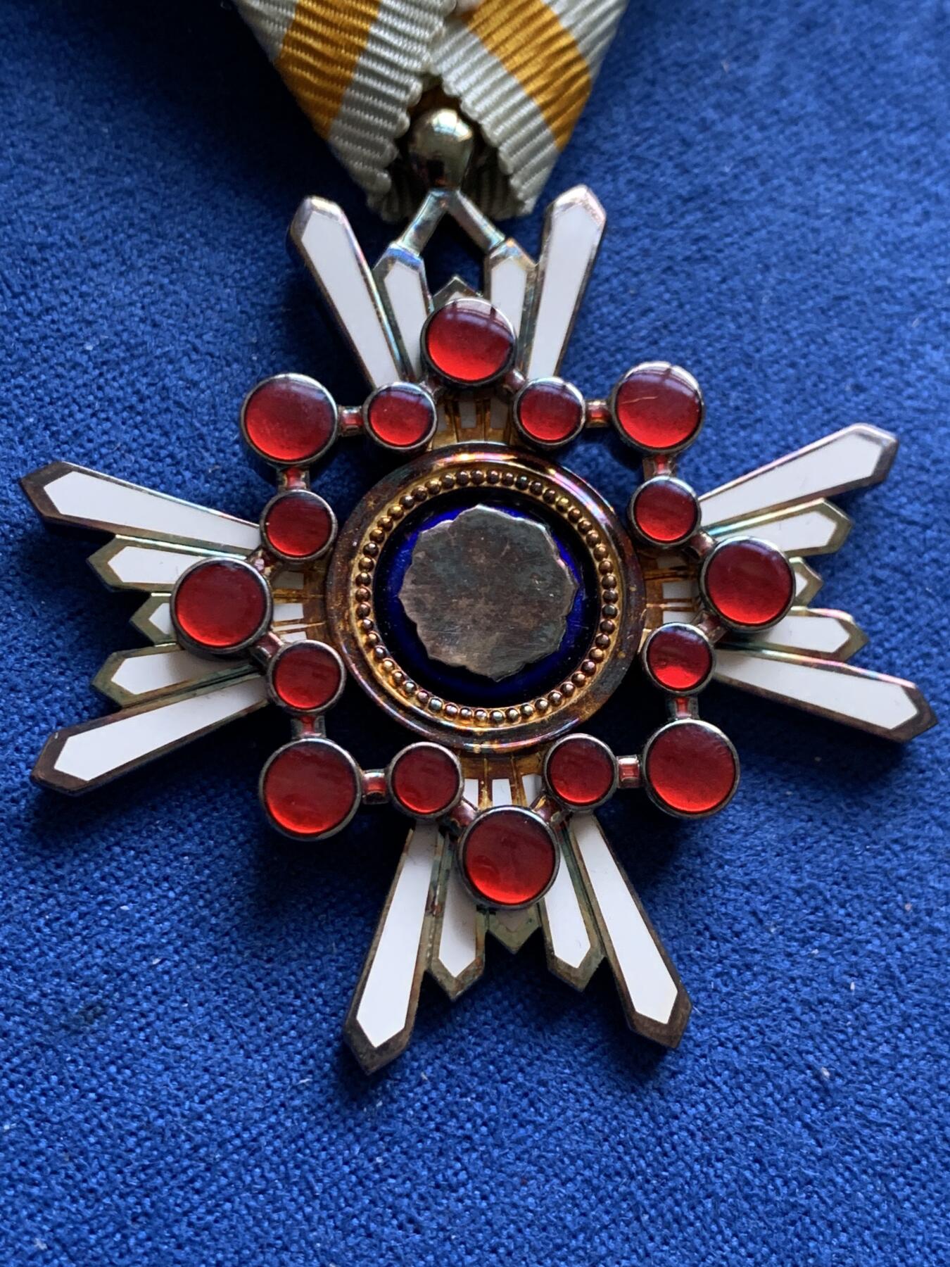 《竞宝斋》第370场 周日，周一 2场连拍 （全场包邮） 日本新五等瑞宝章 盒子保存得非常好 七宝烧也保存得非常完整