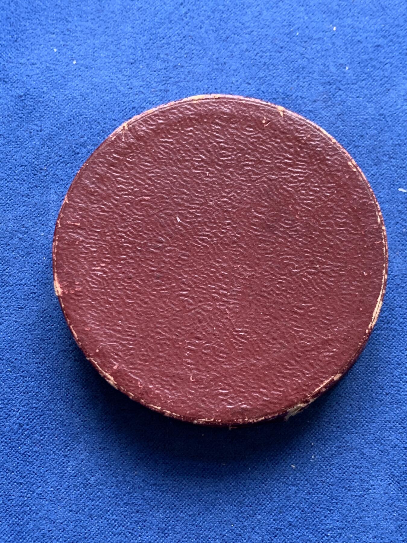 《竞宝斋》第370场 周日，周一 2场连拍 （全场包邮） 法国电力纪念铜章 带盒 70.6克 54.4mm 三角铜标