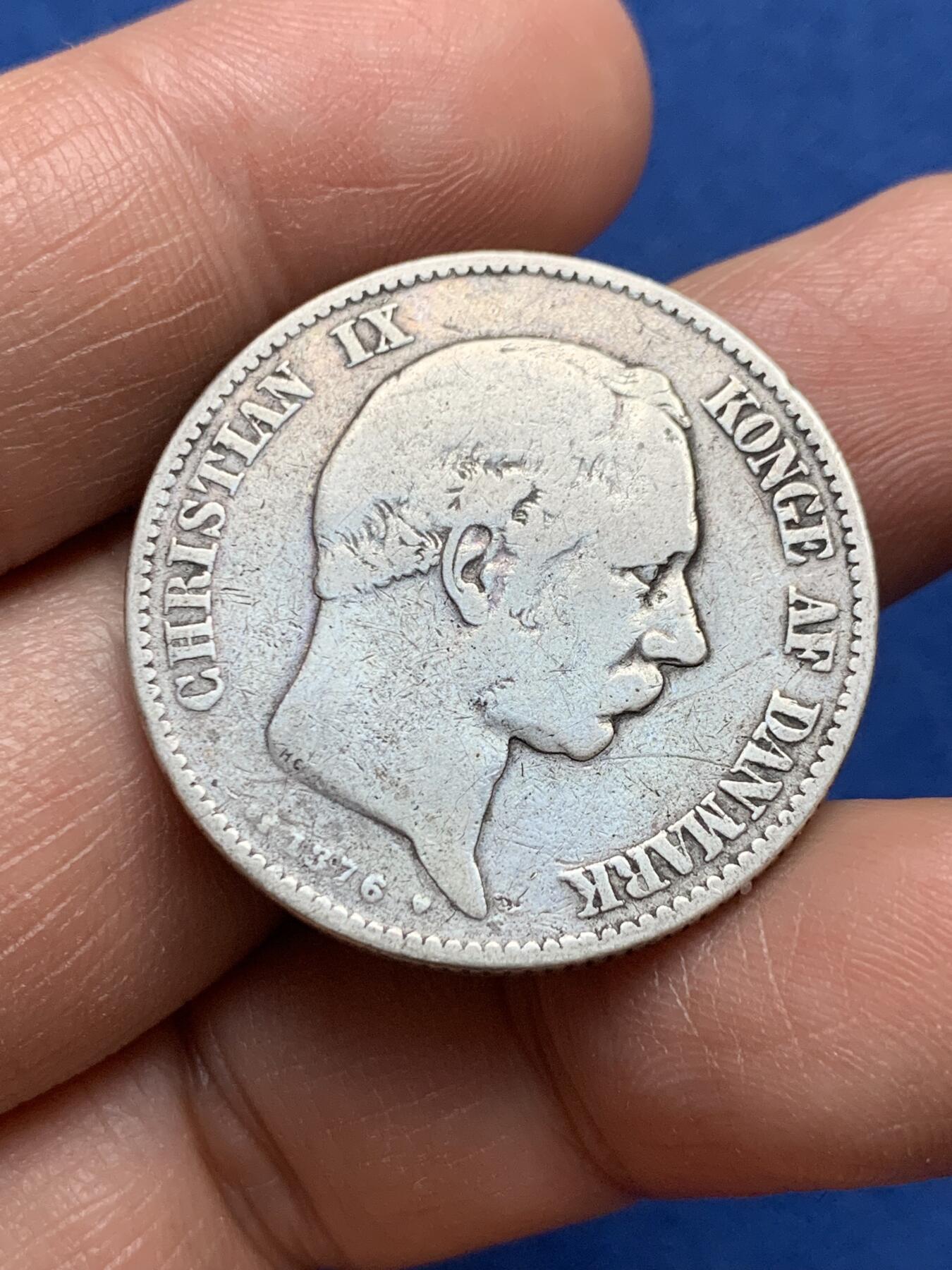 《竞宝斋》第370场 周日，周一 2场连拍 （全场包邮） 丹麦1876年海豚2克朗银币 早期品种 书价很高