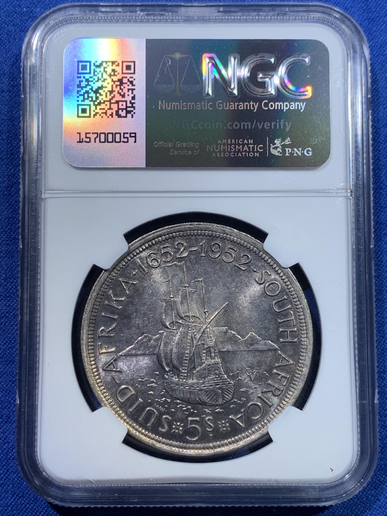 《竞宝斋》第370场 周日，周一 2场连拍 （全场包邮） NGC MS63 南非1952年5先令 经典品种 很少见的黑金包浆 非常漂亮 有历史感 两面转光带一点点彩