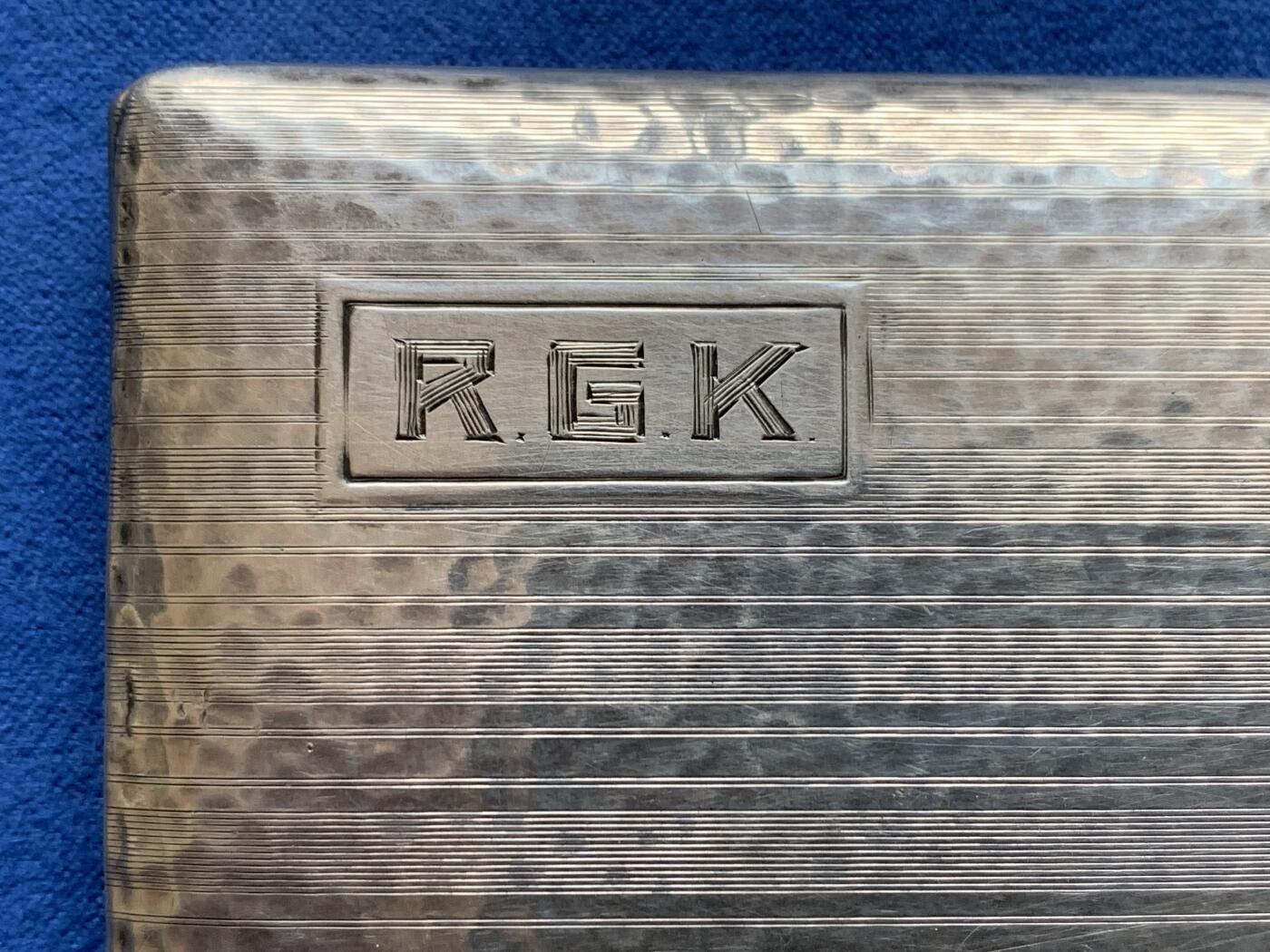 《竞宝斋》第370场 周日，周一 2场连拍 （全场包邮） 英国早期银制烟盒 上世纪初期制作历经百年沧桑，鱼籽地章捶压内盒鎏金工艺，别卡上90银标，重约114.5克，外尺寸约：104*78*11毫米。内部非常清洁，没有这类常见的污渍包浆等瑕疵，作为实用器而言整体保存状态很舒服，可放无过滤嘴或短支款型亦可作为卡片盒使用。