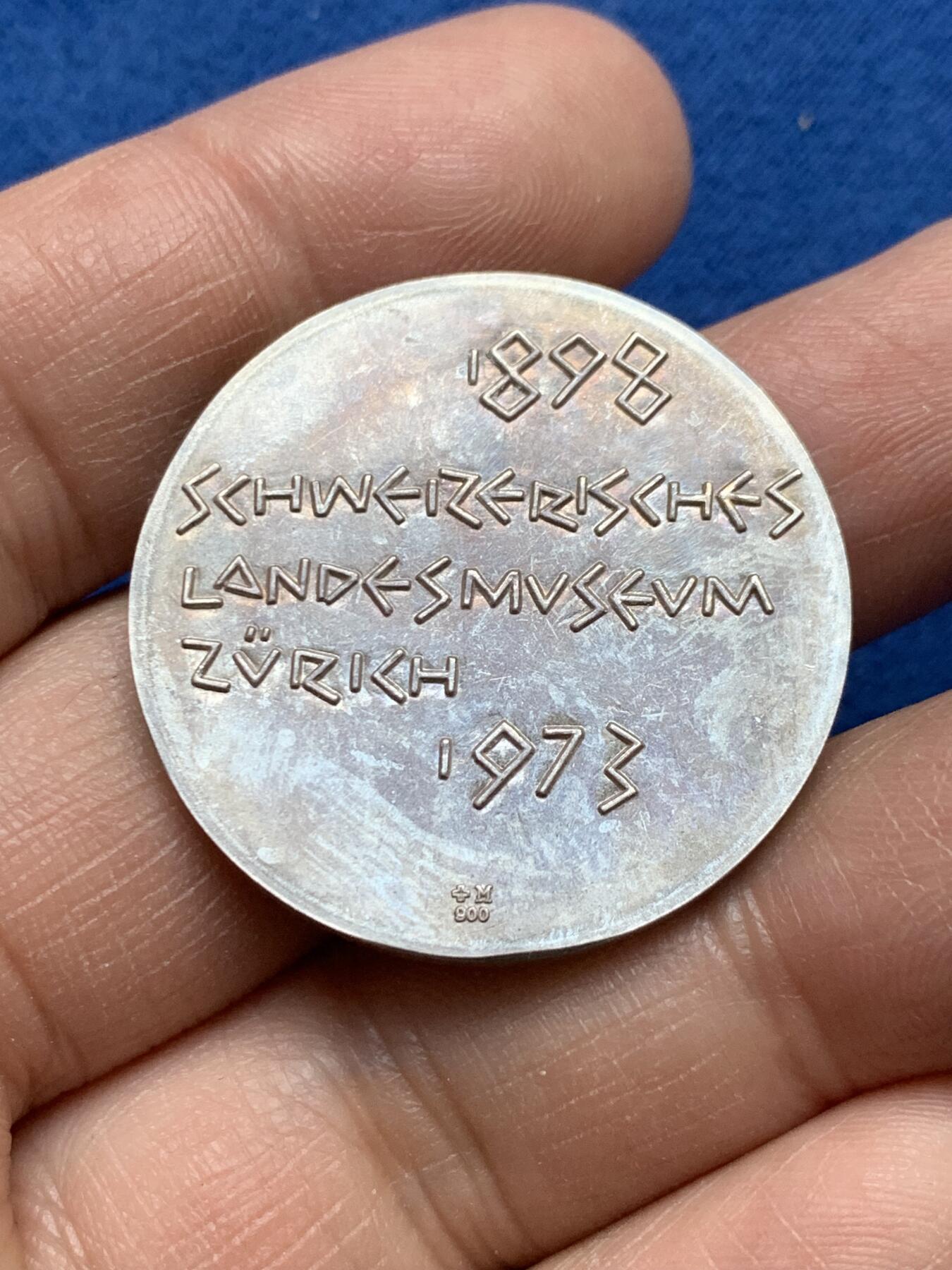 《竞宝斋》第370场 周日，周一 2场连拍 （全场包邮） 瑞士苏黎世 1973年“瑞士国家博物馆-飞马座马与牛头怪公牛”银章 超美五彩 18克 33.1mm