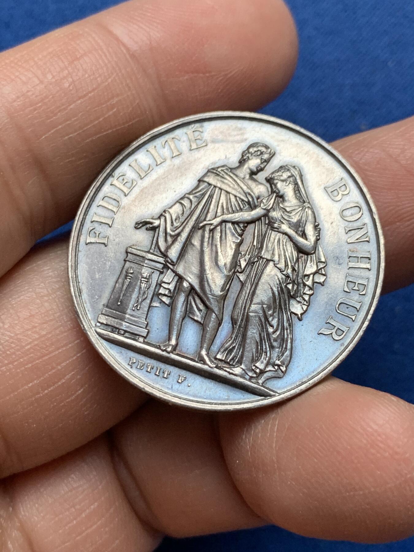 《竞宝斋》第370场 周日，周一 2场连拍 （全场包邮） 法国圆形婚姻纪念银章 直径32.2mm 克重16.7 丰饶角边铭