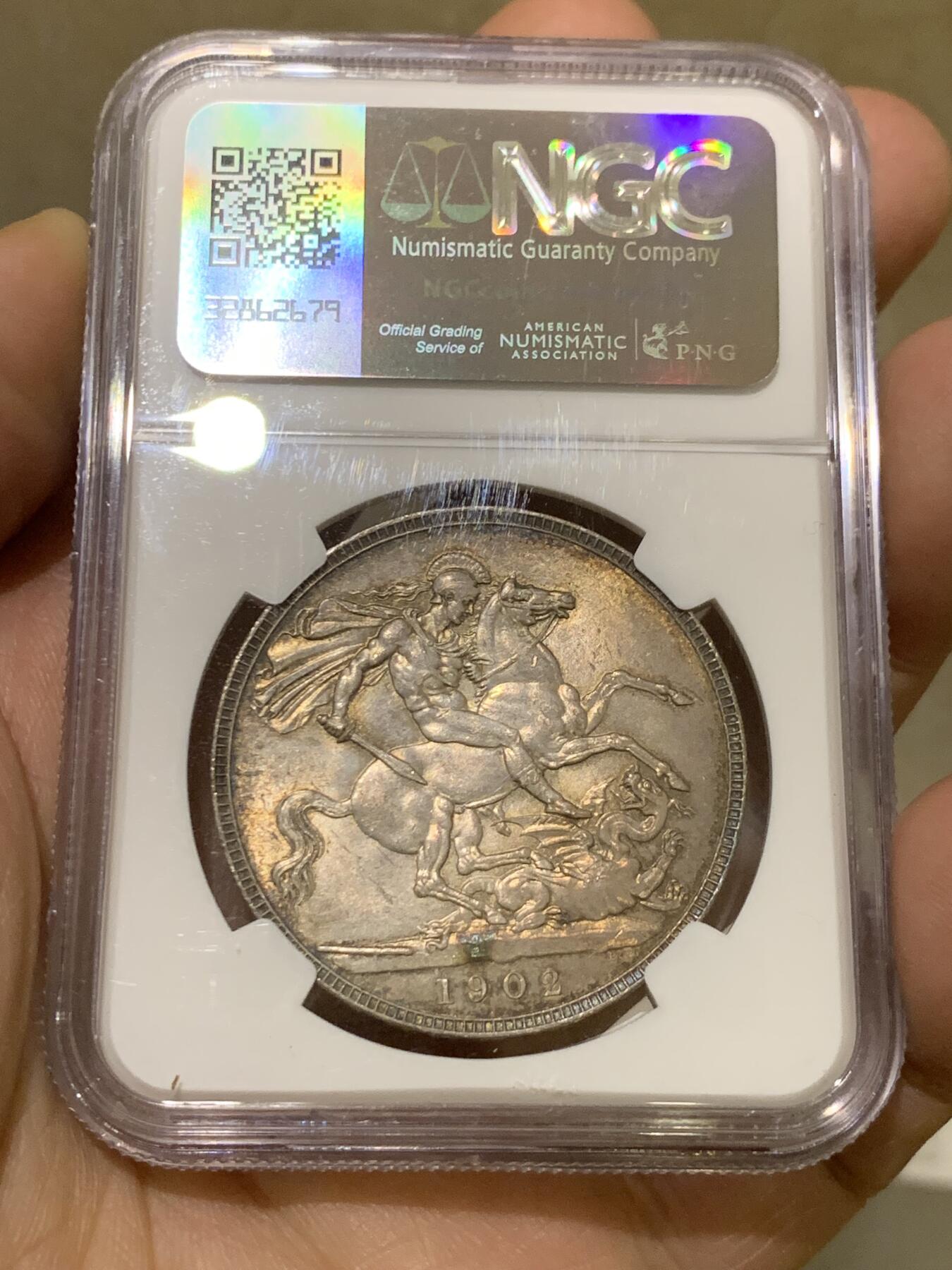 《竞宝斋》第370场 周日，周一 2场连拍 （全场包邮） NGC MS63 英国1902年爱德华七世马剑克朗 双面欧洲五彩包浆过于美丽 值得珍藏