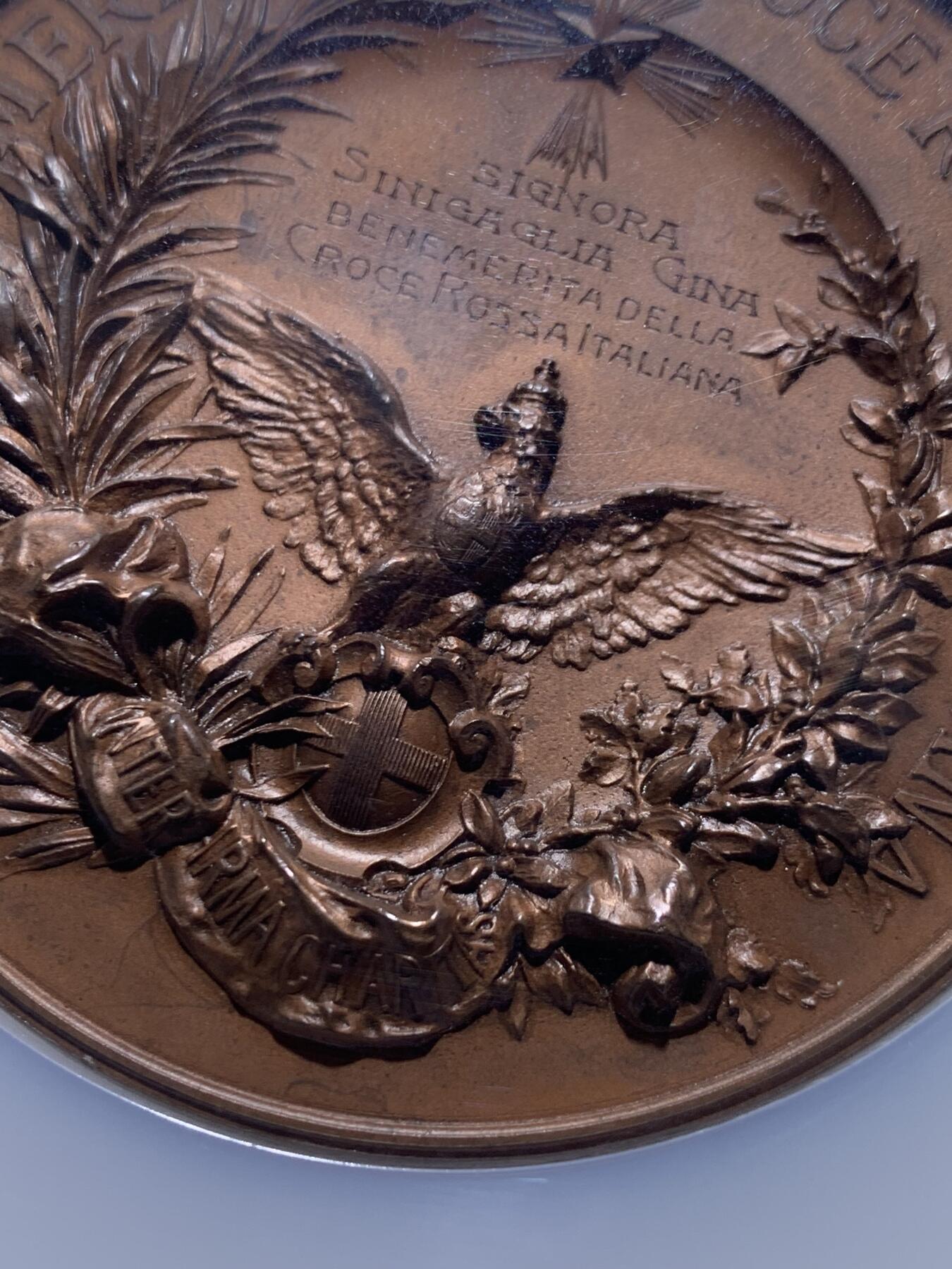 《竞宝斋》第370场 周日，周一 2场连拍 （全场包邮） NGC MS64BN 意大利红十字会纪念铜章 雕刻大师Cappuccio作品（代表作哥伦布发现新大陆铜章），直径68mm，该奖章用颁发给对意大利红十字会做出巨大贡献的人士，数量稀少。双面写实的超高浮雕，体现了掌上雕塑的魅力，且玩且珍惜。加大加厚盒