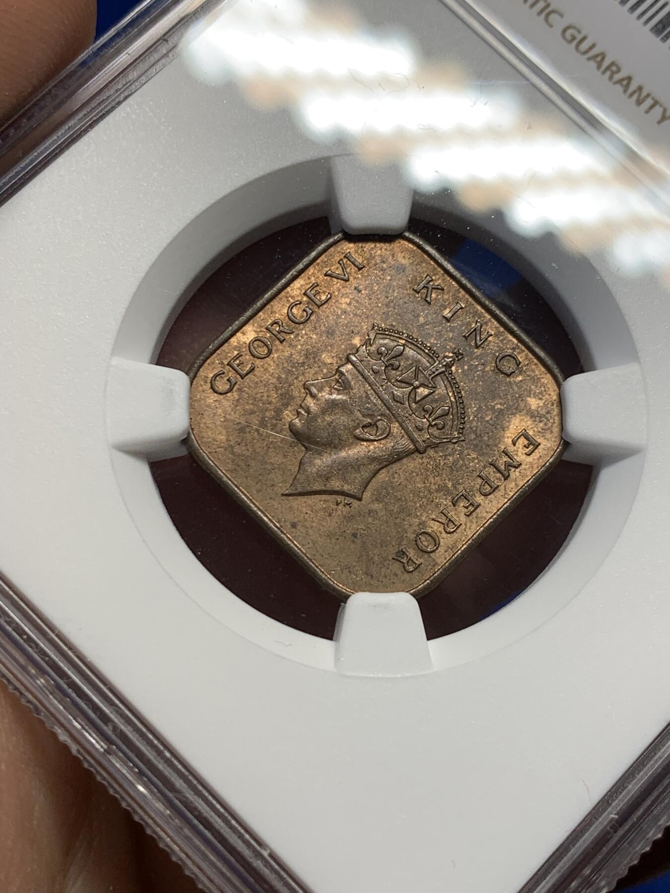 《竞宝斋》第370场 周日，周一 2场连拍 （全场包邮） NGC MS64RB 1939马来亚1分 方块形铜币 保存得很不错 铜光充沛 细节清晰 市面上基本都是63分左右的分数 好品还是比较少的