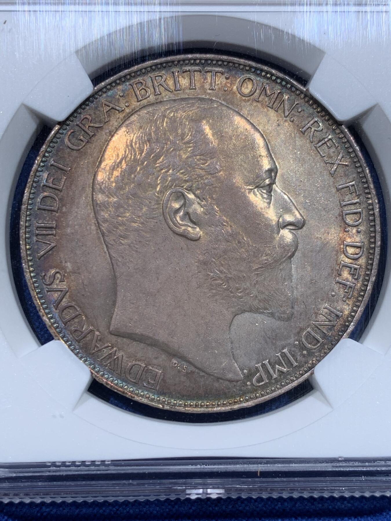 《竞宝斋》第370场 周日，周一 2场连拍 （全场包邮） NGC MS63 英国1902年爱德华七世马剑克朗 双面欧洲五彩包浆过于美丽 值得珍藏