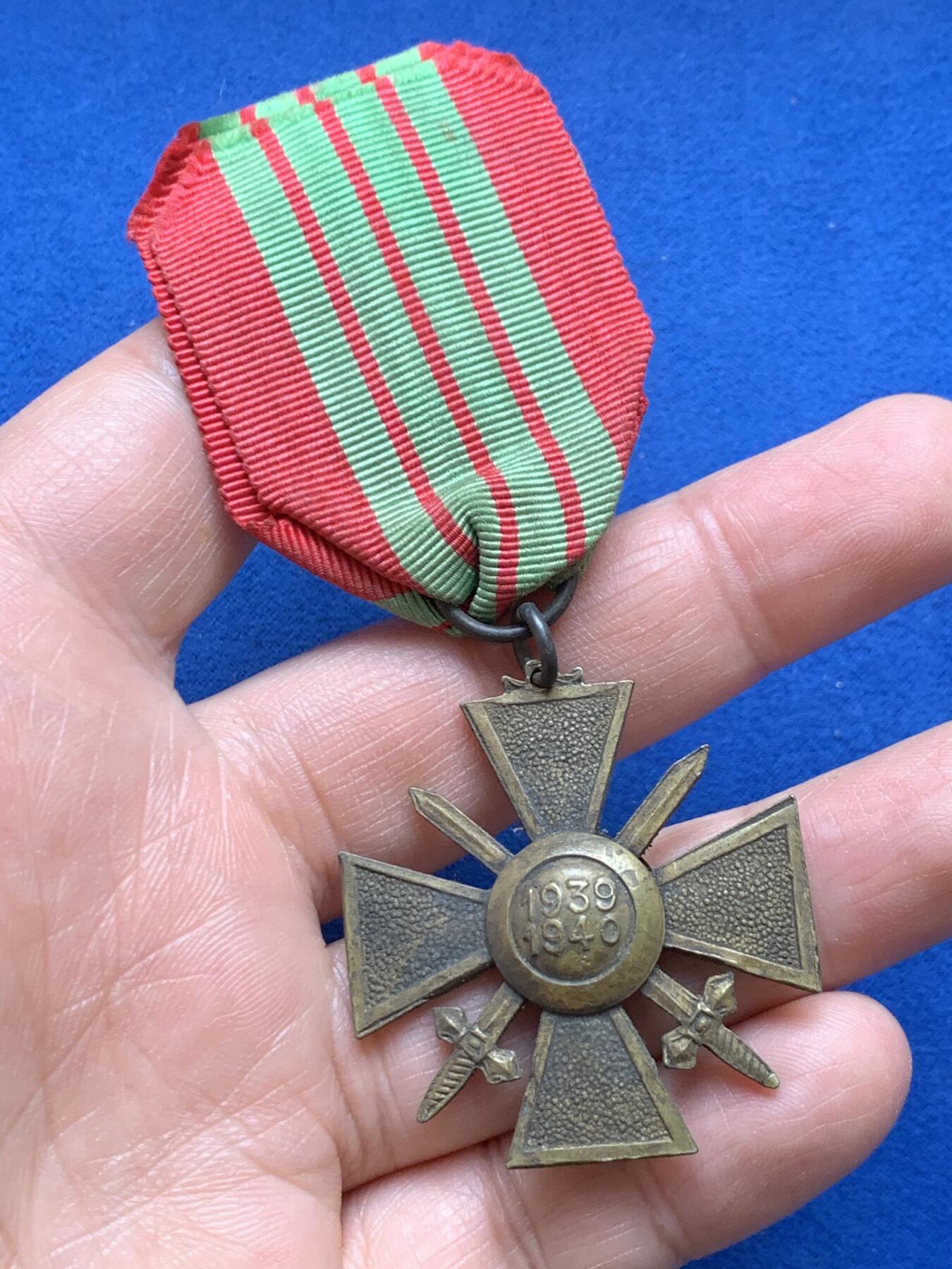 《竞宝斋》第370场 周日，周一 2场连拍 （全场包邮） 法国1939-1940年二战十字铜质奖章 总重约17.5克