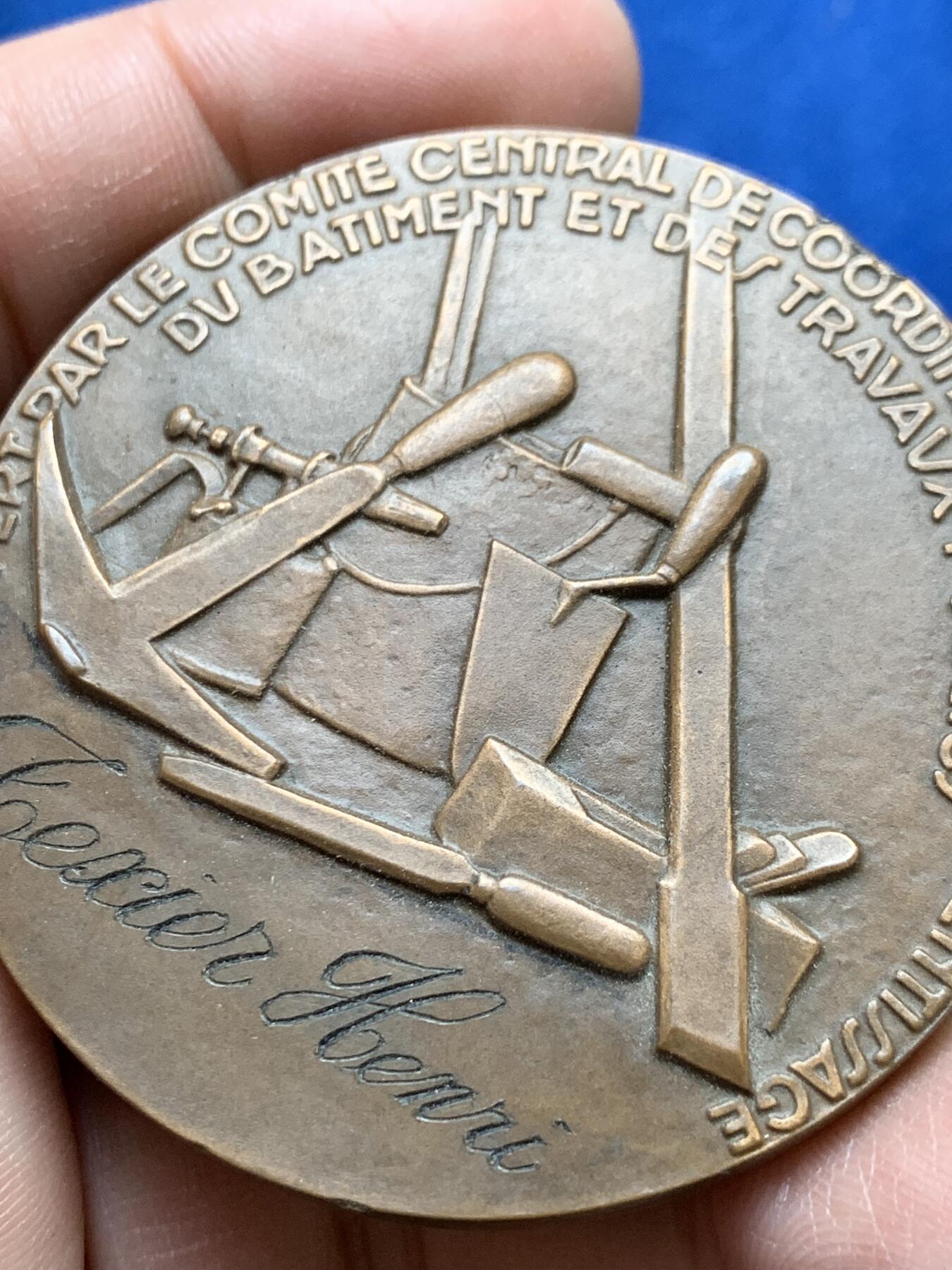 《竞宝斋》第370场 周日，周一 2场连拍 （全场包邮） 法国建筑艺术铜章 带盒 盒损坏 84.6克 54mm 丰饶角铜标