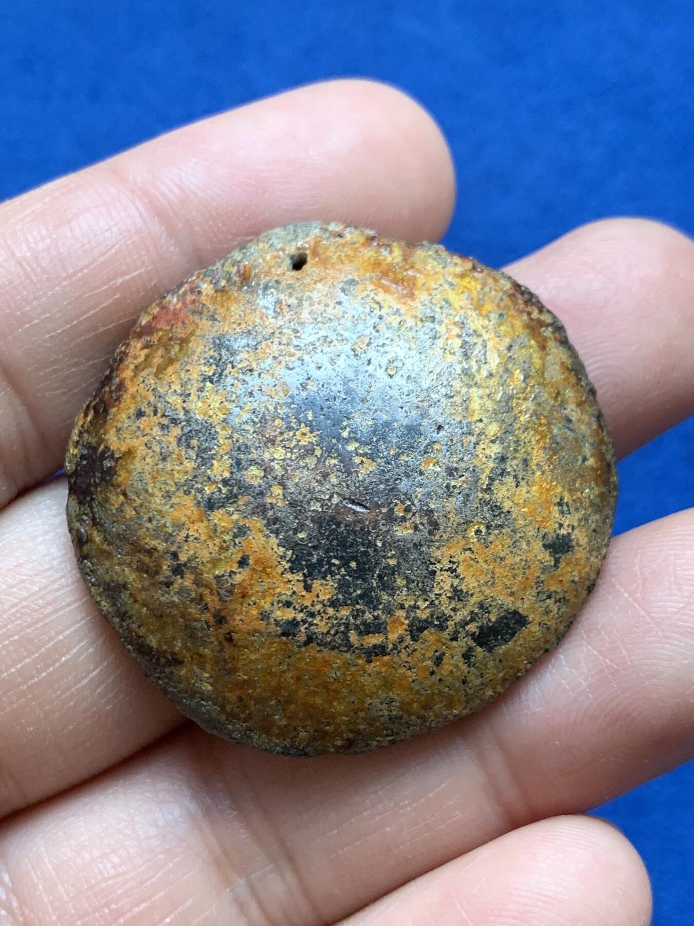 《竞宝斋》第370场 周日，周一 2场连拍 （全场包邮） 兰纳.澜沧王国托克银锭 17至18世纪铸行于兰纳和澜沧王国(今泰北及老挝)，先在半圆形模具中浇铸后在铸锭边缘打孔以便于穿串保存使用。重约64.3克，36.8*10毫米。相当于同时期泰南4铢银以及云南2两银锭！该类通常顶部呈银黑色，底部呈黄棕及红色，这种情况归因于银合金中少量硫化物析出及脱模剂残留。此枚较同品种而言已算高银，近未使用品，包浆浑厚，底部残留原始银光和脱模痕。