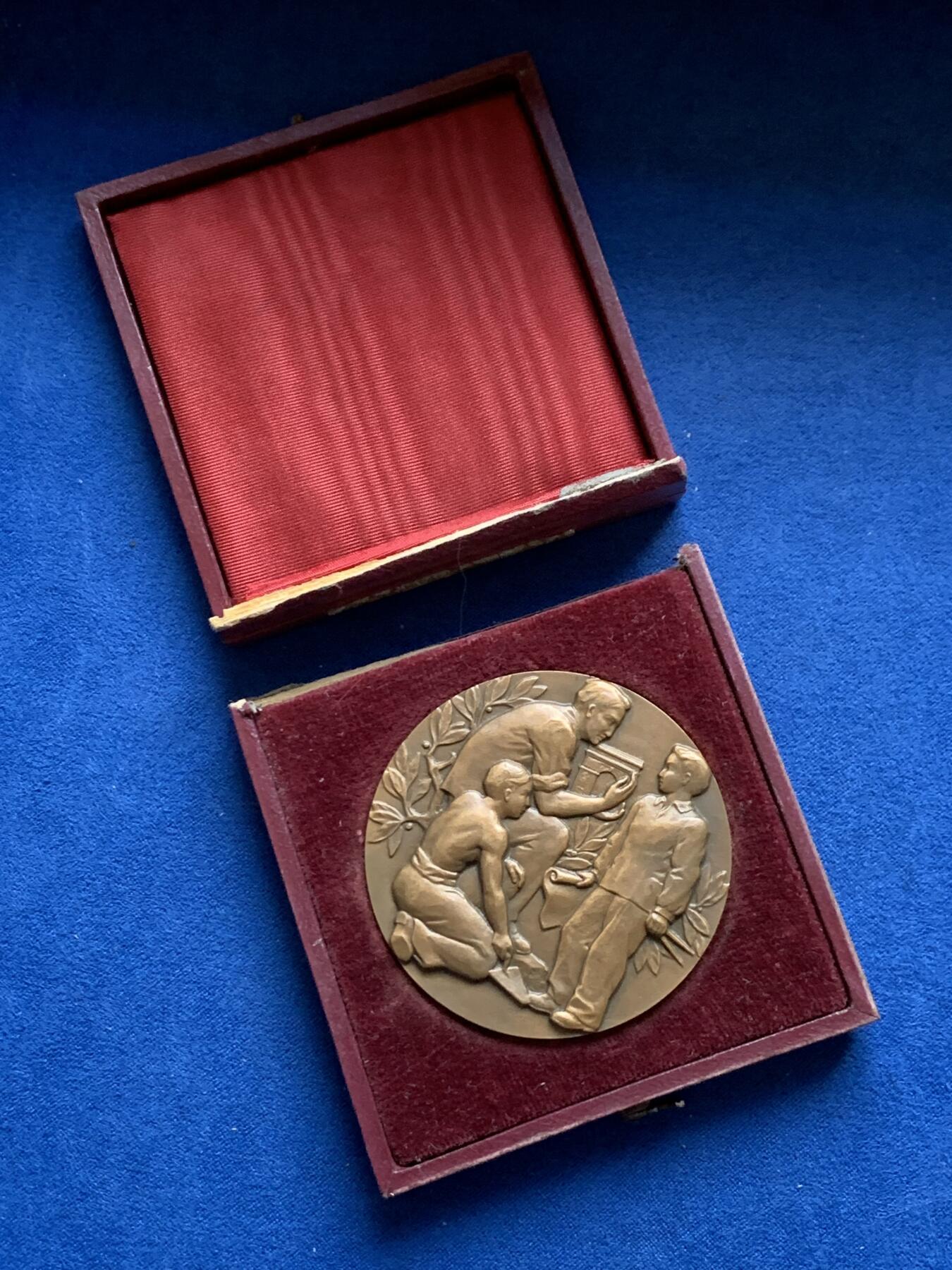 《竞宝斋》第370场 周日，周一 2场连拍 （全场包邮） 法国建筑艺术铜章 带盒 盒损坏 84.6克 54mm 丰饶角铜标