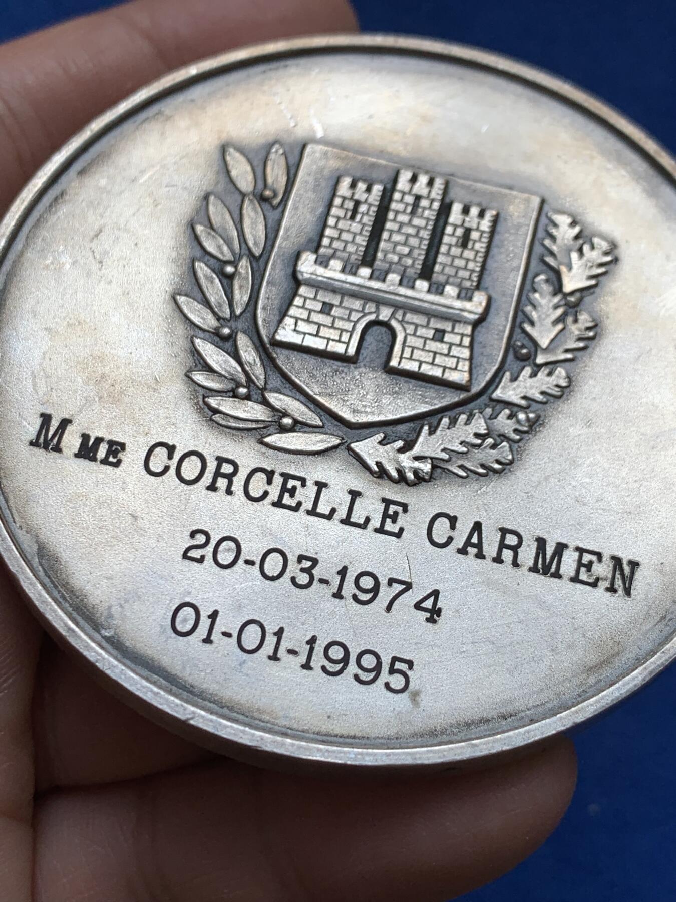 《竞宝斋》第370场 周日，周一 2场连拍 （全场包邮） 吉恩医院纪念章 三角边铭 144.5克 69.8mm