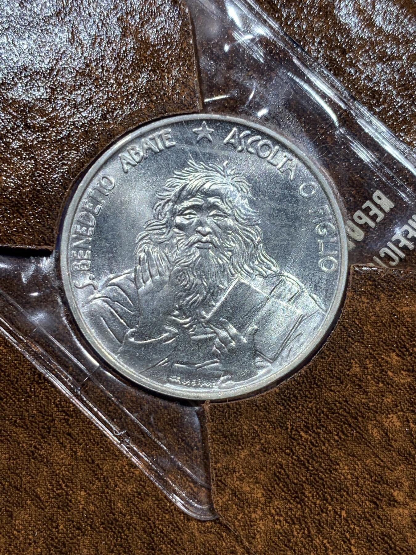 《竞宝斋》第370场 周日，周一 2场连拍 （全场包邮） 卡装 圣马力诺1980年天主教隐修士1000里拉银币 14.6克