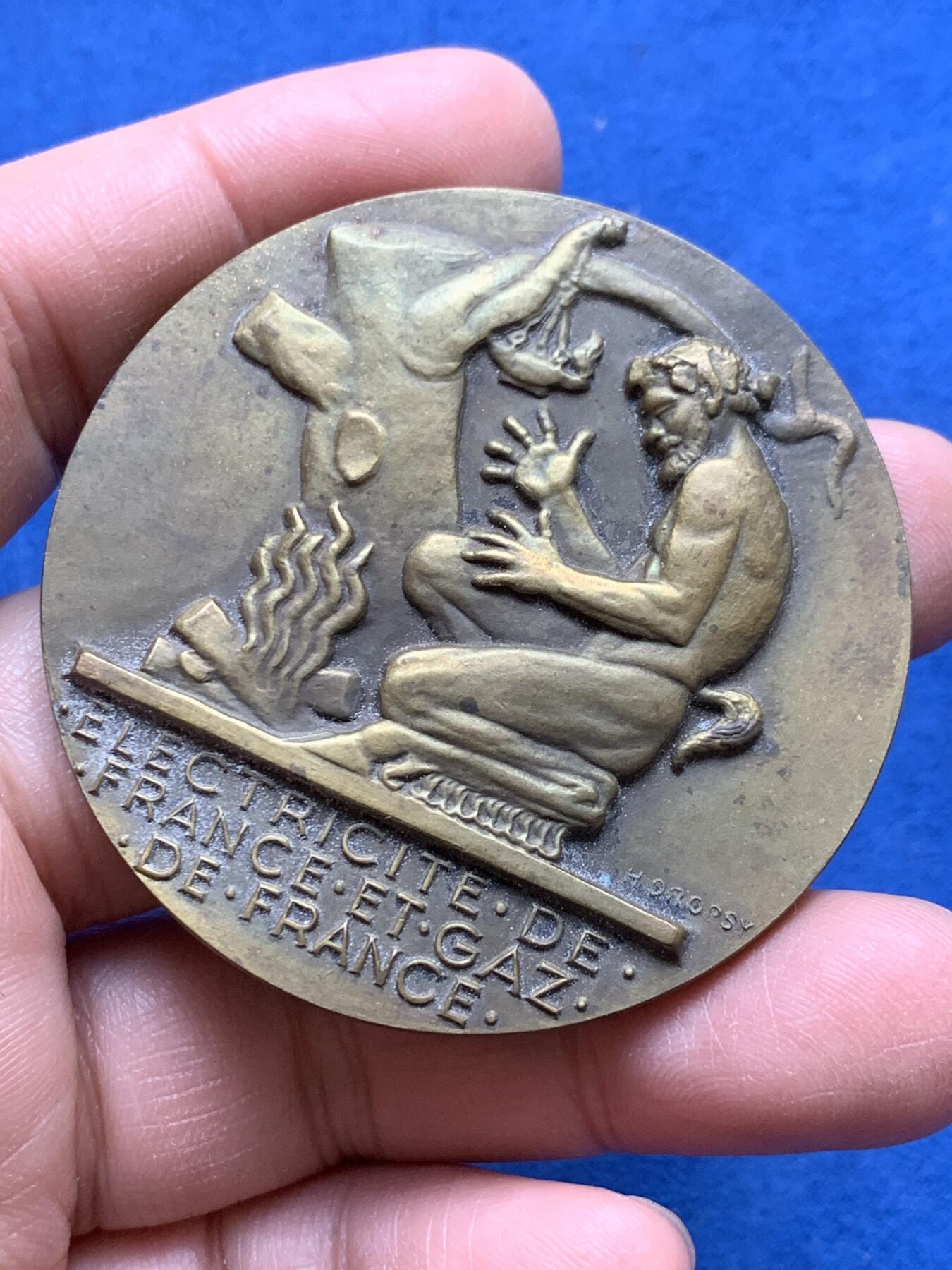 《竞宝斋》第370场 周日，周一 2场连拍 （全场包邮） 法国电力纪念铜章 带盒 70.6克 54.4mm 三角铜标