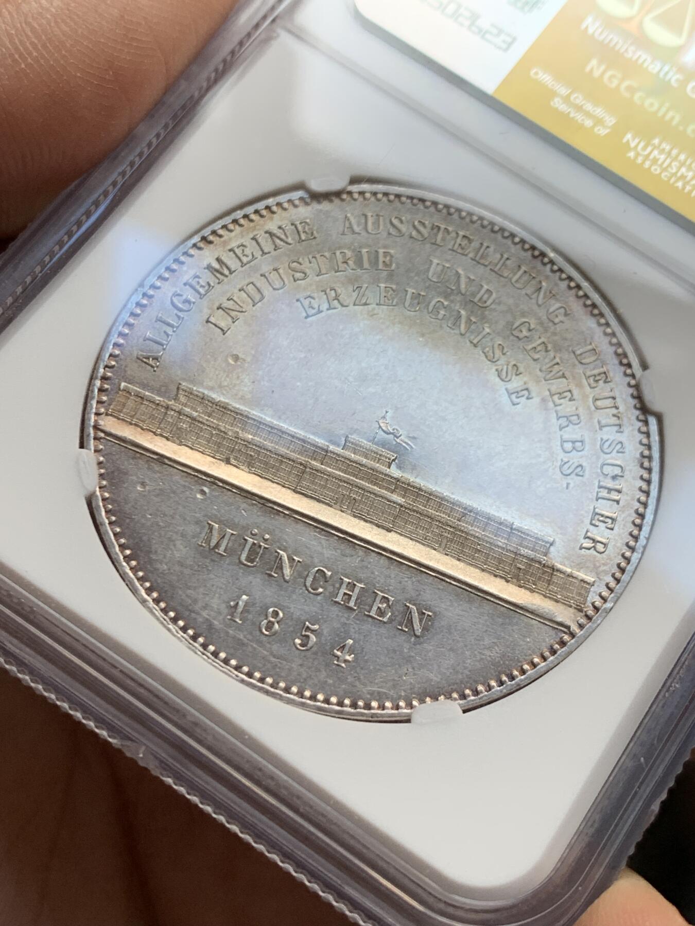 《竞宝斋》第370场 周日，周一 2场连拍 （全场包邮） NGC MS61 德国 1854 巴伐利亚 马克西米利安二世水晶宫纪念流通2泰勒 大银币 品种难得 带PL质感