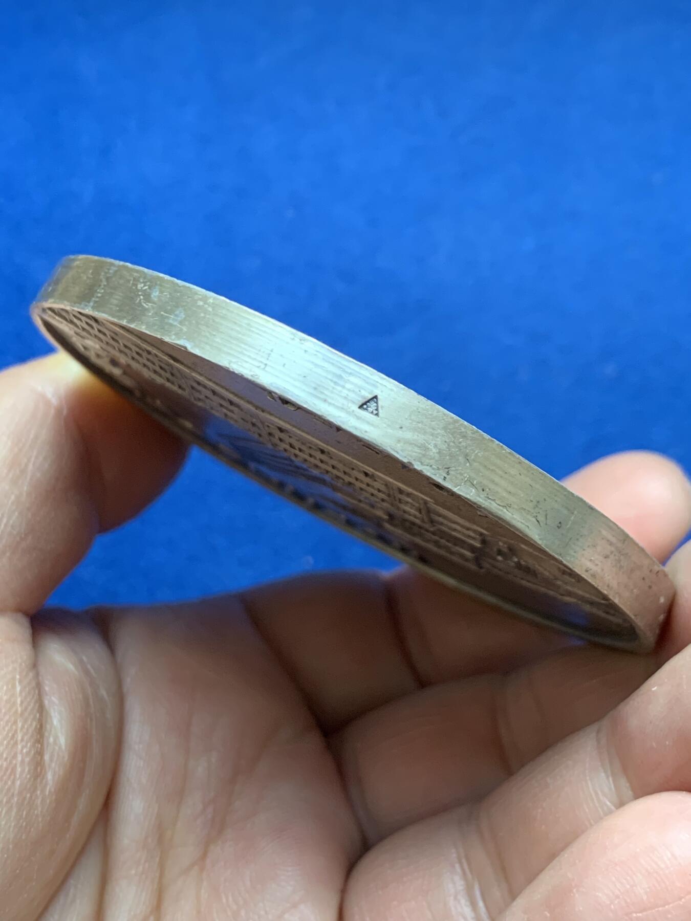 《竞宝斋》第370场 周日，周一 2场连拍 （全场包邮） 吉恩医院纪念章 三角边铭 144.5克 69.8mm