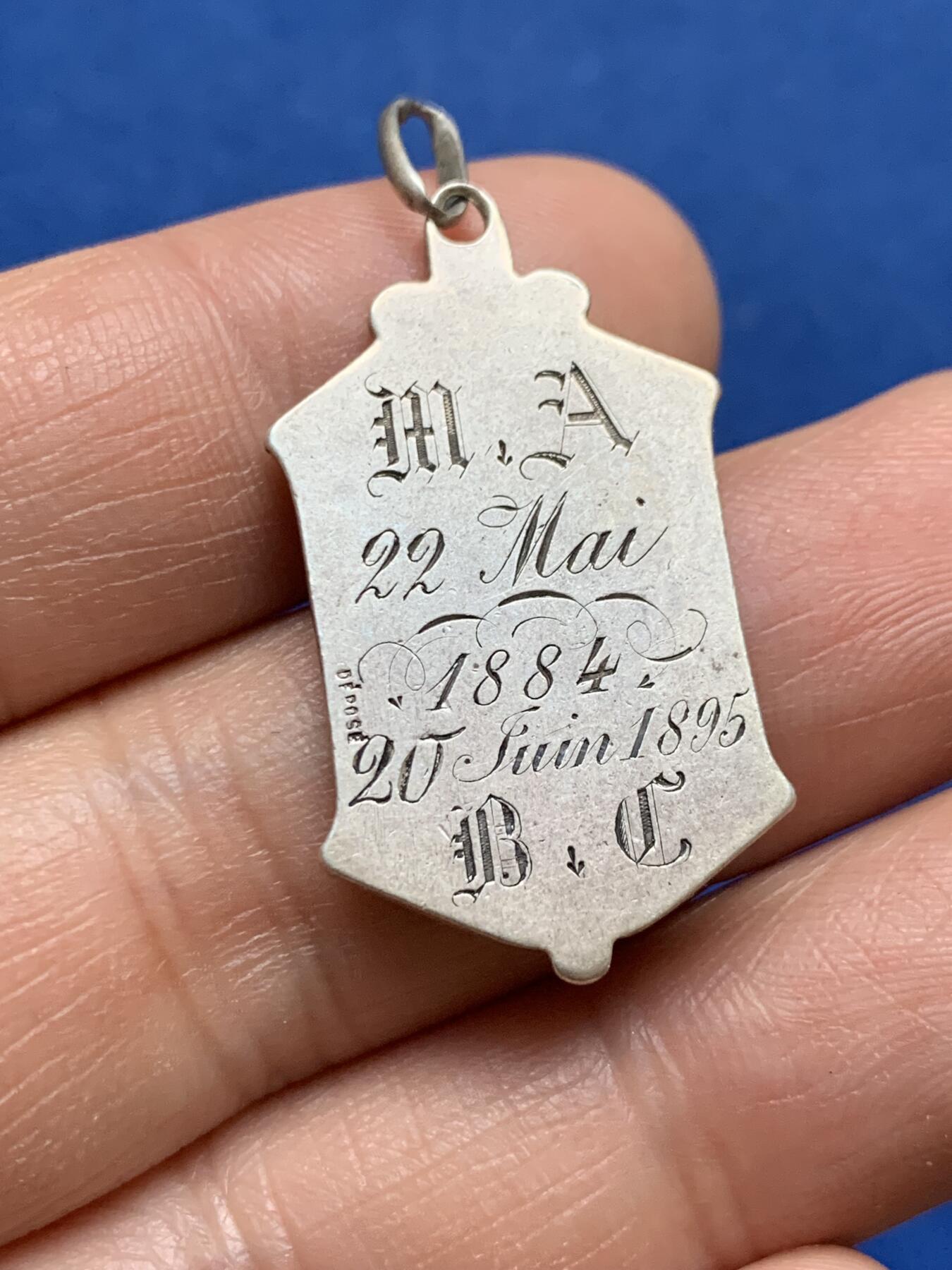 《竞宝斋》第370场 周日，周一 2场连拍 （全场包邮） 1884年银质奖牌 带吊环重约6.2克 造型别致