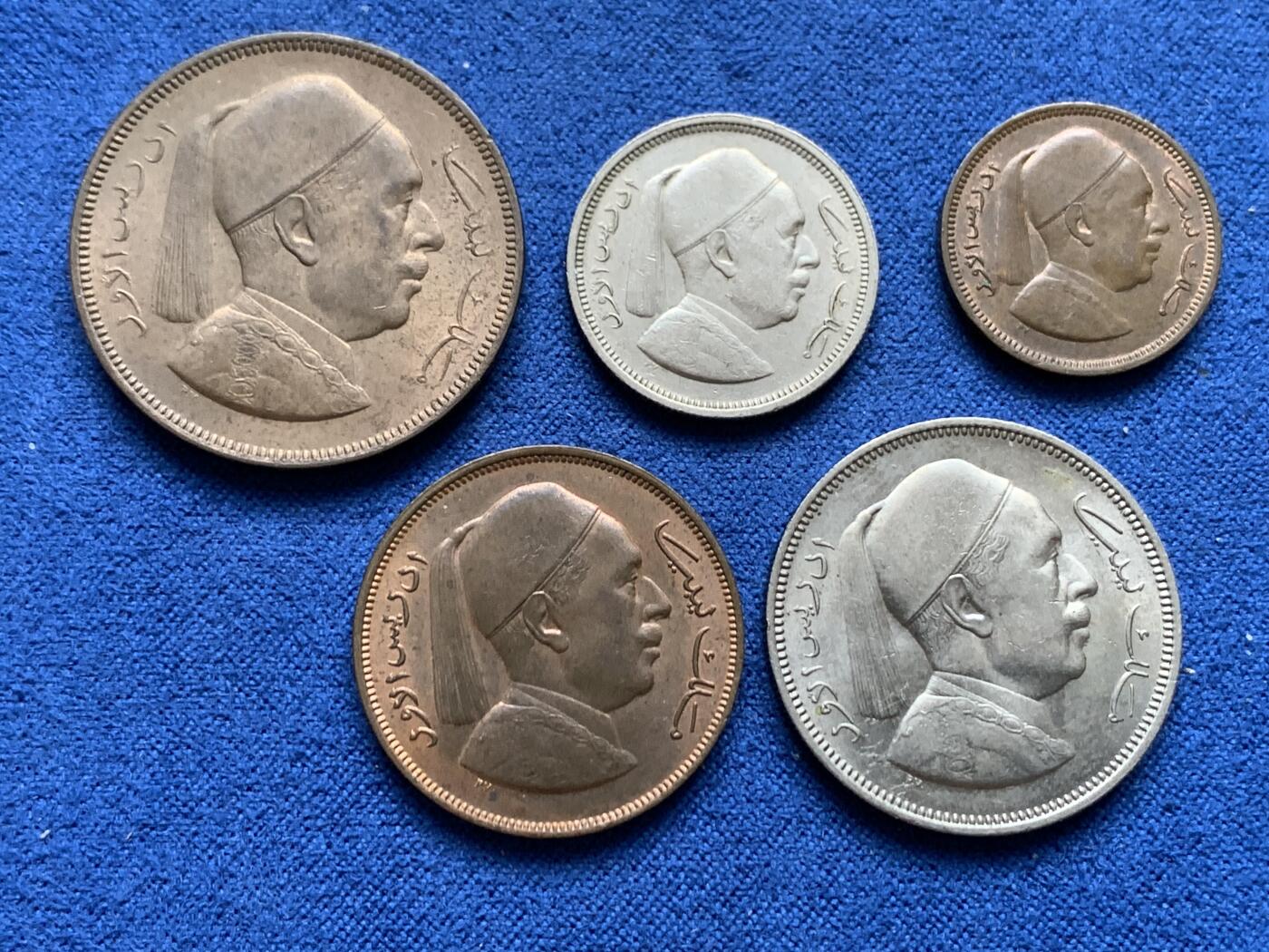 《竞宝斋》第370场 周日，周一 2场连拍 （全场包邮） 利比亚王国首版5枚套币 1952年单年首发，含发行量最少的2米利姆，面值为1 、2 、5 米利姆和1、2 皮阿斯特，光泽度好，整体接近全新，发行量较少