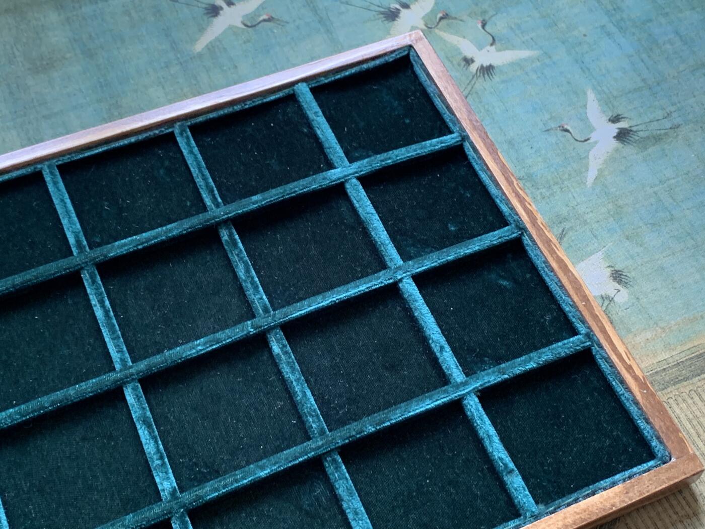 《竞宝斋》第370场 周日，周一 2场连拍 （全场包邮） 意大利Abafil收纳托盘，24格，单格直径47mm 外尺寸约348mmX220mm