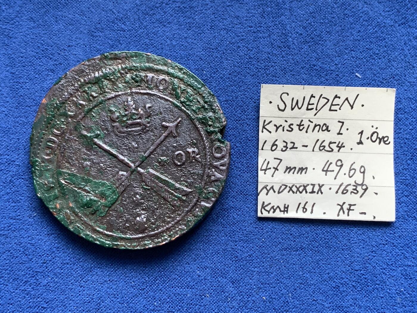 《竞宝斋》第370场 周日，周一 2场连拍 （全场包邮） 少见 北欧瓦萨王朝克里斯蒂娜女王1欧尔大铜币。1639年（罗马字纪年MDCXXXIX）著名的克里斯蒂娜女王时期打制，数据约为：46.5毫米，49.6克。斯堪尼亚半岛富铜矿而少银矿，这类大型铜币很多被当作贸易品出口其他国家后被熔毁重铸（如英国铜辅币），故而存世稀少！克劳斯目录指导价格XF品500美金。因工艺原因造成钱体出厂时出现不平整铸缺等该品种的常见状态，整体相对保存不错，有较重的硬绿锈，尚有较大