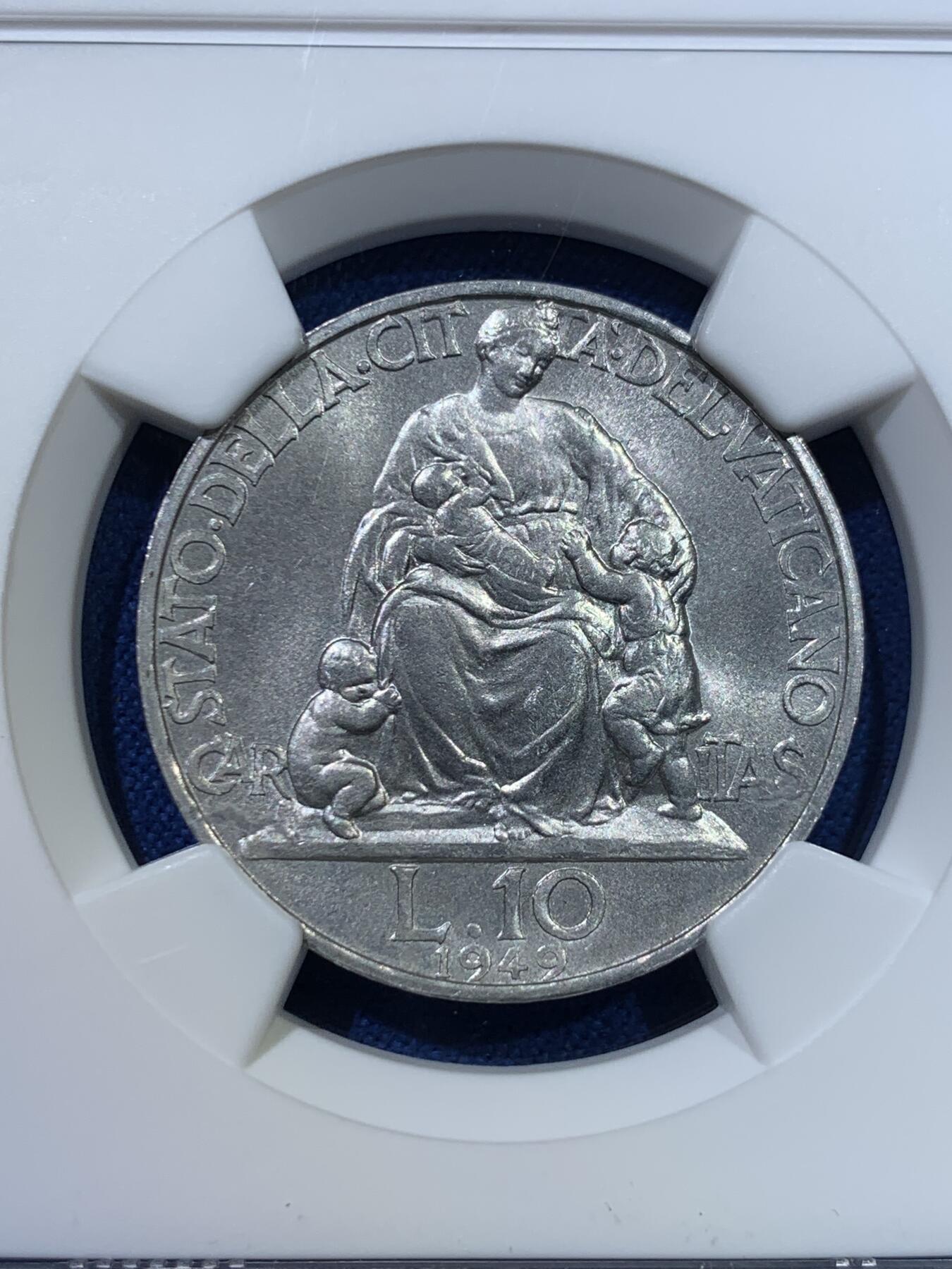 《竞宝斋》第370场 周日，周一 2场连拍 （全场包邮） NGC MS63 梵蒂冈1949年10里拉铝币 铝币保存不易 好品少见 这枚两面转光 品相很好 圣母抱婴图案经典 细节极为清晰 人物栩栩如生 可藏