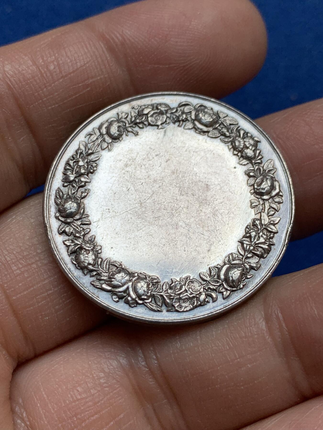 《竞宝斋》第370场 周日，周一 2场连拍 （全场包邮） 法国圆形婚姻纪念银章 直径32.2mm 克重16.7 丰饶角边铭