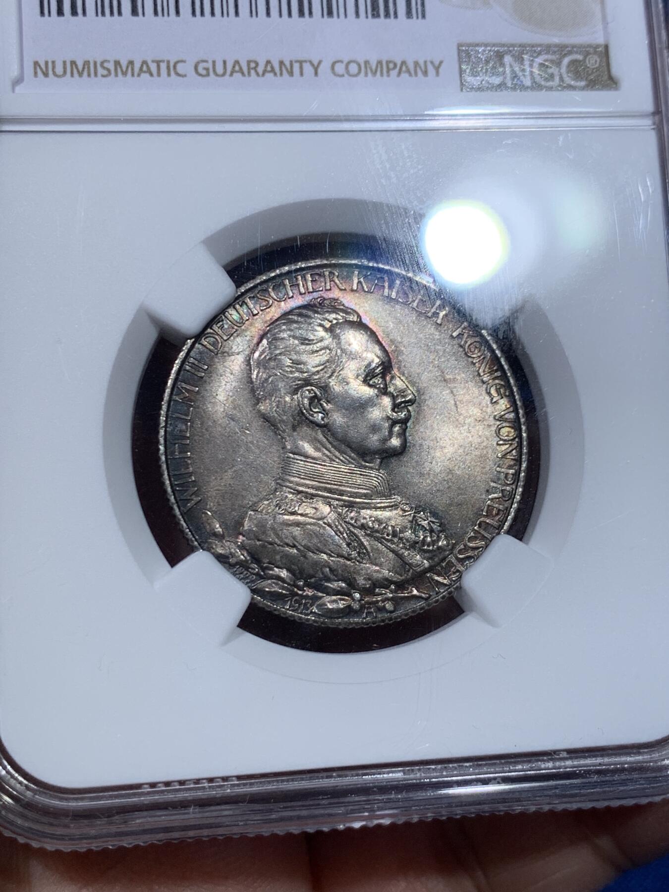 《竞宝斋》第370场 周日，周一 2场连拍 （全场包邮） NGC MS63 德国 1913年A 威廉二世2马克 银币 底板转光同时带浓郁五彩包浆，底板状态好。