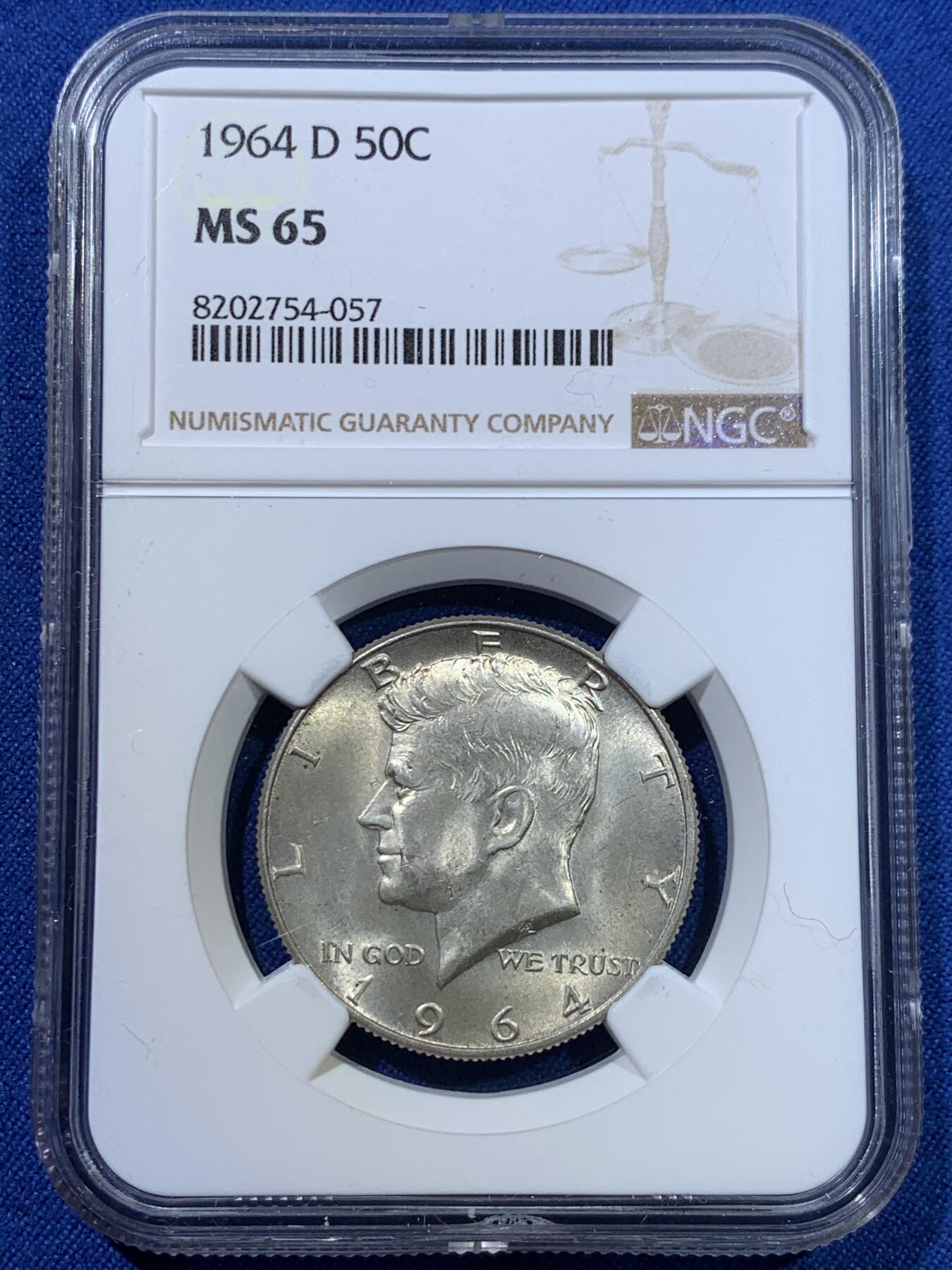 《竞宝斋》第370场 周日，周一 2场连拍 （全场包邮） NGC MS65 美国1964高银版肯尼迪半美元 上海严评 这个品种上65就很难了 两面转光 带很好看的包浆 适合自藏