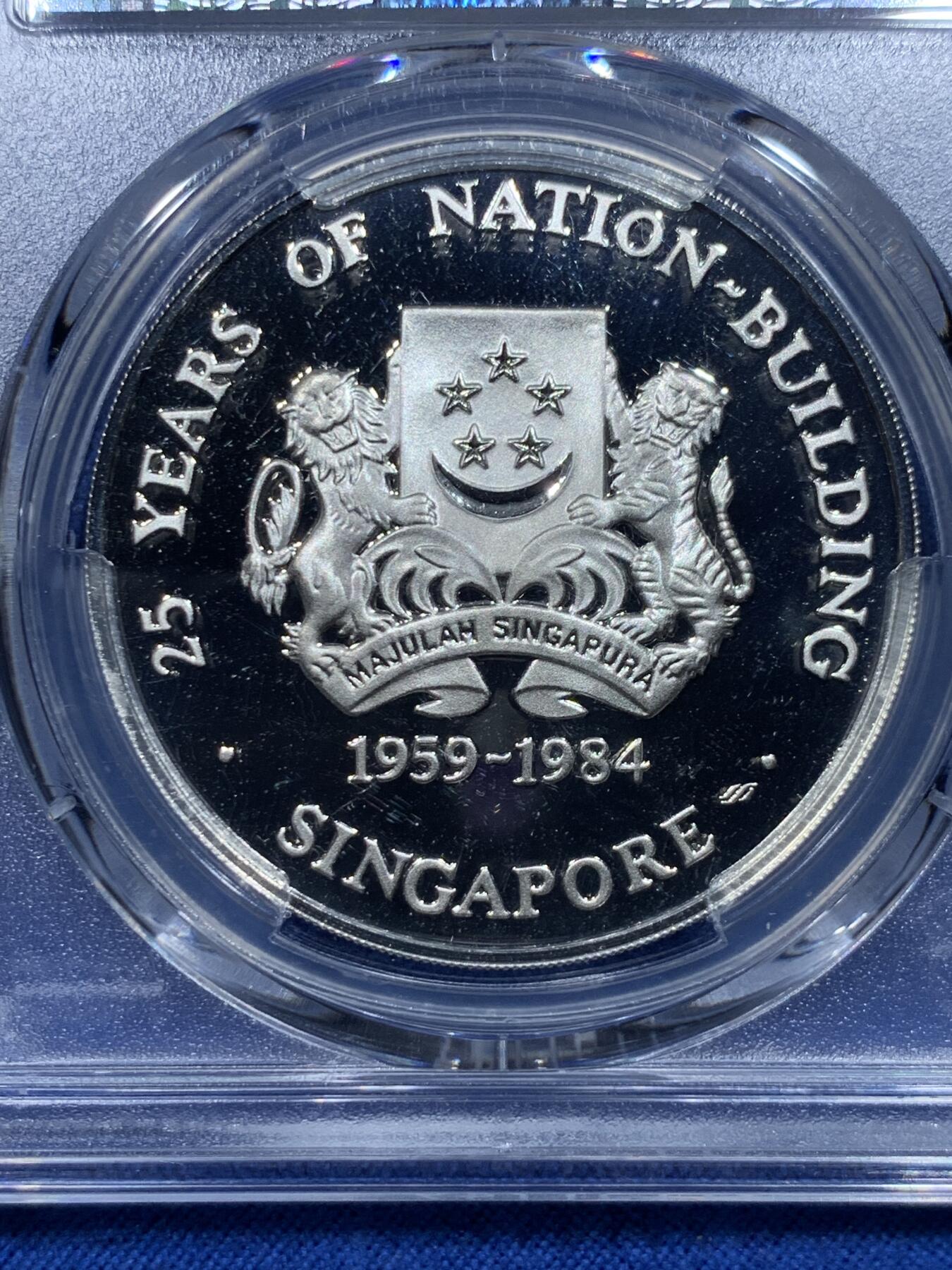 《竞宝斋》第370场 周日，周一 2场连拍 （全场包邮） PCGS PR68DCAM 新加坡1984年建国25年银币 带盒