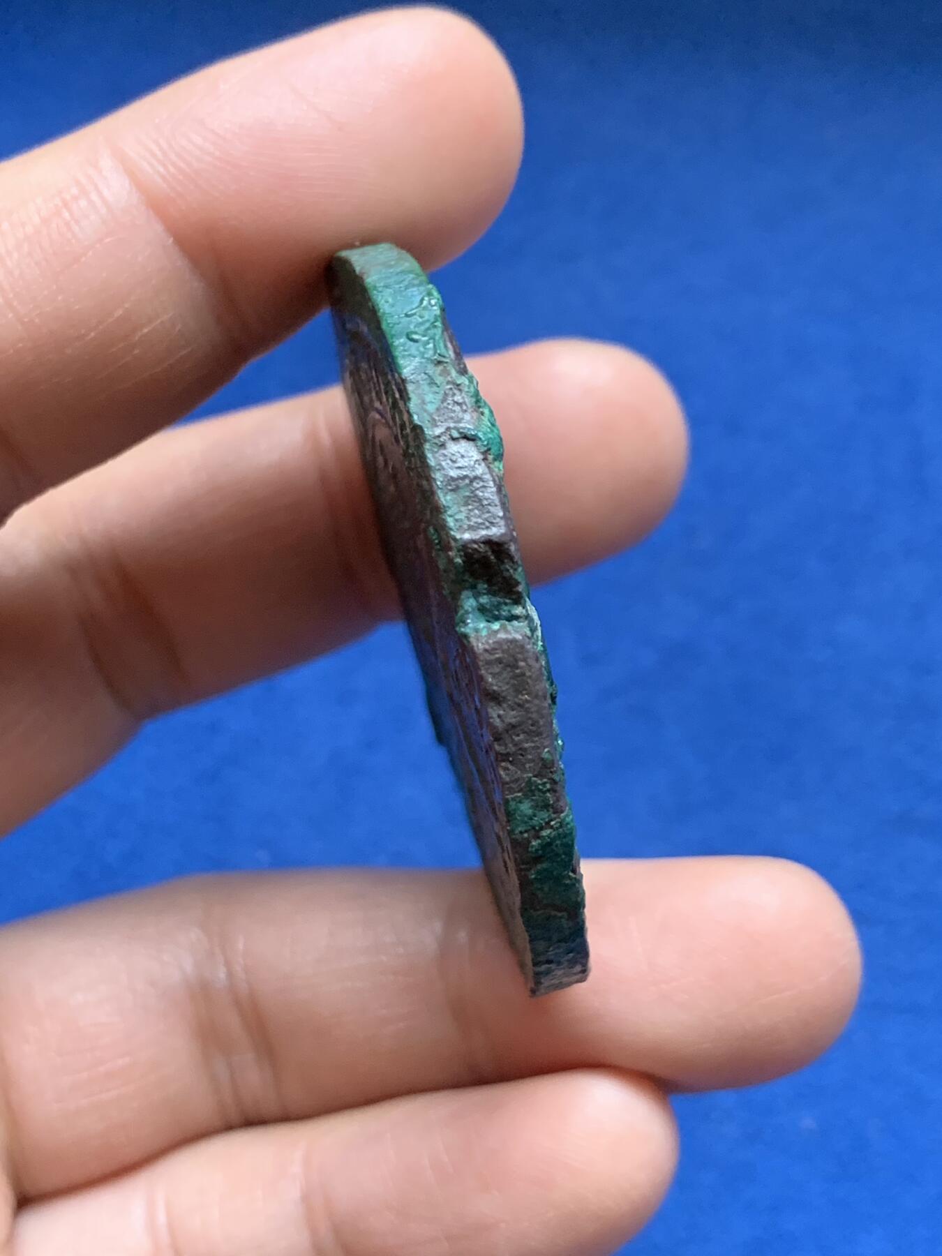 《竞宝斋》第370场 周日，周一 2场连拍 （全场包邮） 少见 北欧瓦萨王朝克里斯蒂娜女王1欧尔大铜币。1639年（罗马字纪年MDCXXXIX）著名的克里斯蒂娜女王时期打制，数据约为：46.5毫米，49.6克。斯堪尼亚半岛富铜矿而少银矿，这类大型铜币很多被当作贸易品出口其他国家后被熔毁重铸（如英国铜辅币），故而存世稀少！克劳斯目录指导价格XF品500美金。因工艺原因造成钱体出厂时出现不平整铸缺等该品种的常见状态，整体相对保存不错，有较重的硬绿锈，尚有较大