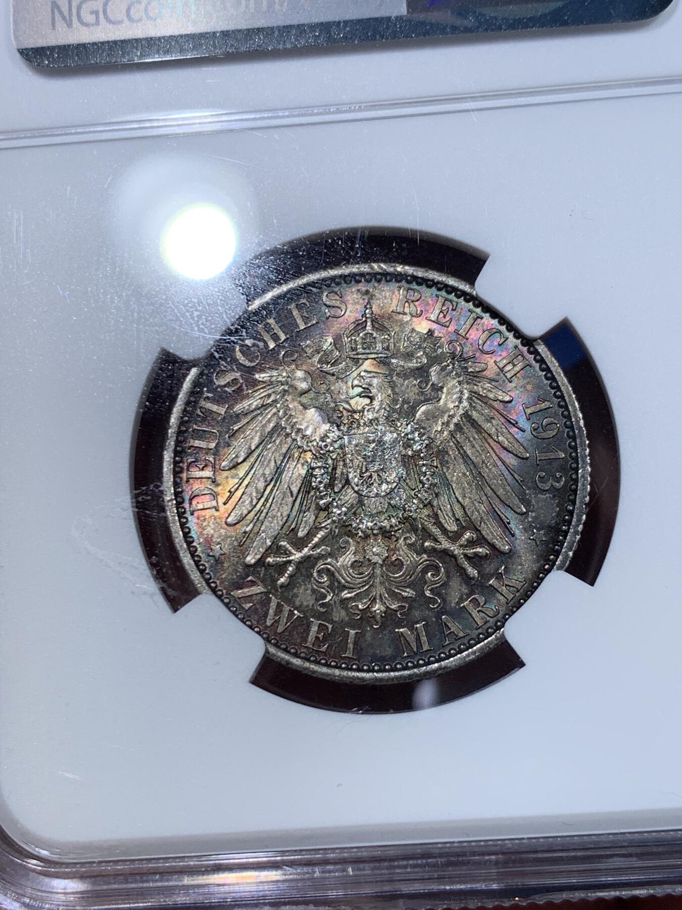 《竞宝斋》第370场 周日，周一 2场连拍 （全场包邮） NGC MS63 德国 1913年A 威廉二世2马克 银币 底板转光同时带浓郁五彩包浆，底板状态好。