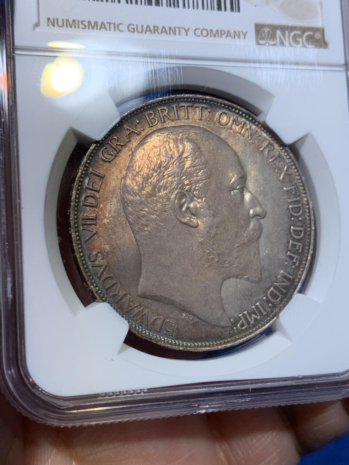 《竞宝斋》第370场 周日，周一 2场连拍 （全场包邮） NGC MS63 英国1902年爱德华七世马剑克朗 双面欧洲五彩包浆过于美丽 值得珍藏