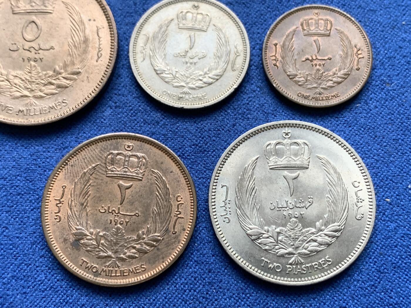 《竞宝斋》第370场 周日，周一 2场连拍 （全场包邮） 利比亚王国首版5枚套币 1952年单年首发，含发行量最少的2米利姆，面值为1 、2 、5 米利姆和1、2 皮阿斯特，光泽度好，整体接近全新，发行量较少