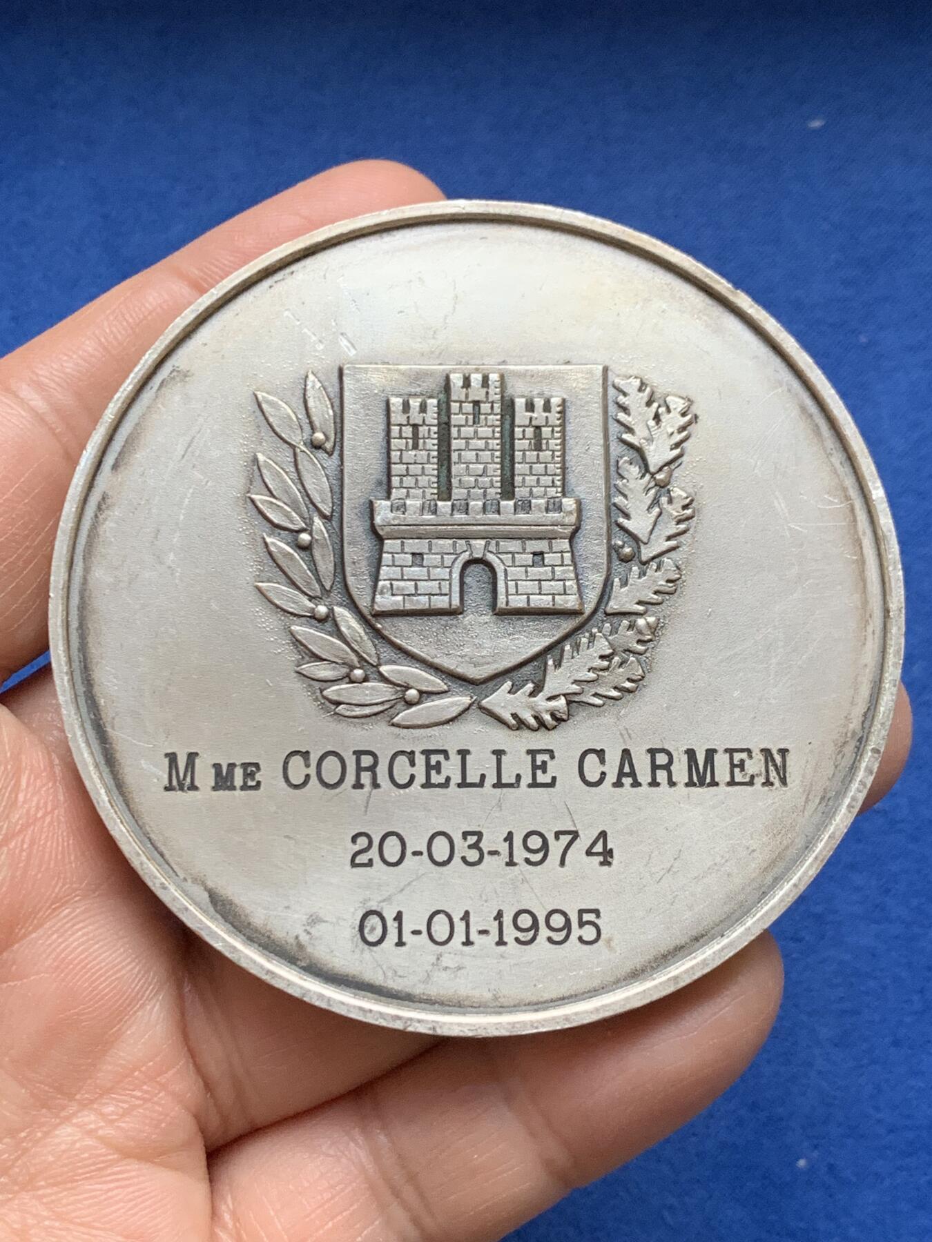 《竞宝斋》第370场 周日，周一 2场连拍 （全场包邮） 吉恩医院纪念章 三角边铭 144.5克 69.8mm