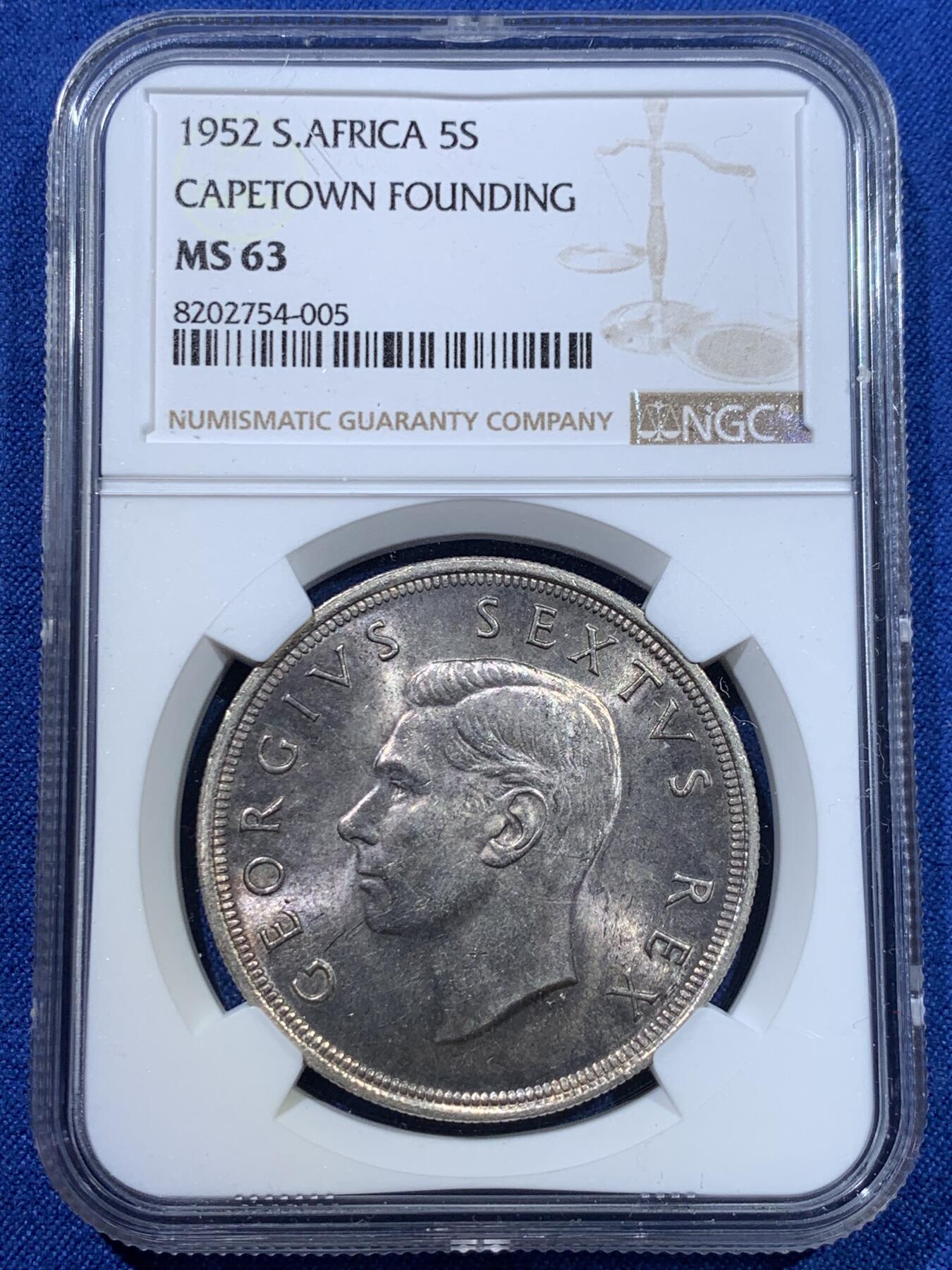 《竞宝斋》第370场 周日，周一 2场连拍 （全场包邮） NGC MS63 南非1952年5先令 经典品种 很少见的黑金包浆 非常漂亮 有历史感 两面转光带一点点彩
