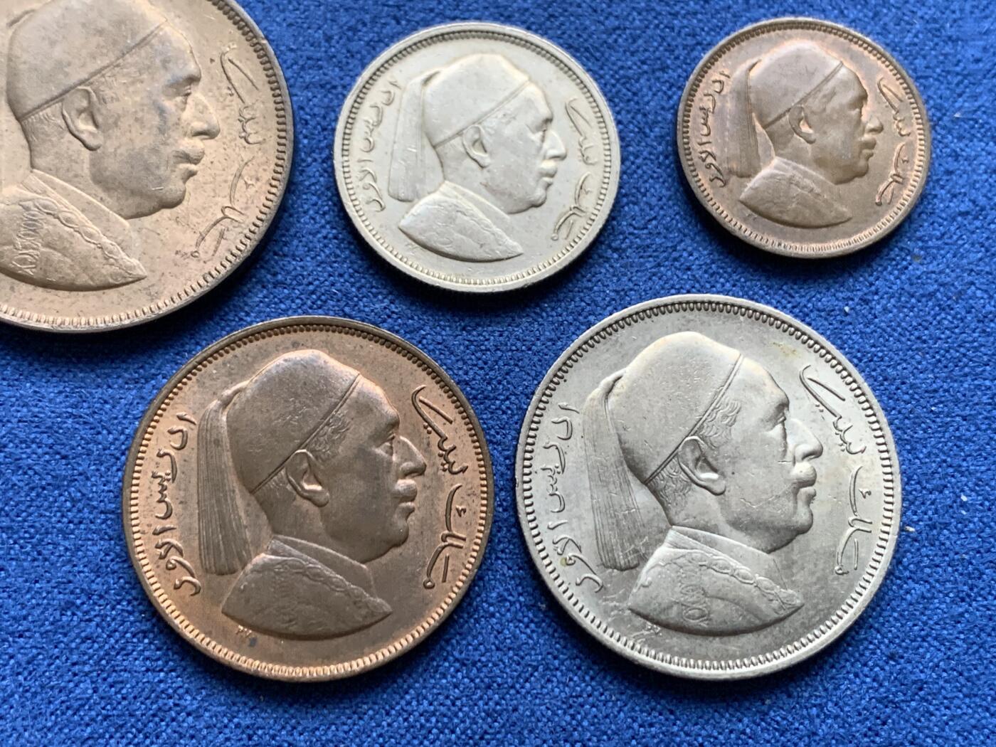 《竞宝斋》第370场 周日，周一 2场连拍 （全场包邮） 利比亚王国首版5枚套币 1952年单年首发，含发行量最少的2米利姆，面值为1 、2 、5 米利姆和1、2 皮阿斯特，光泽度好，整体接近全新，发行量较少